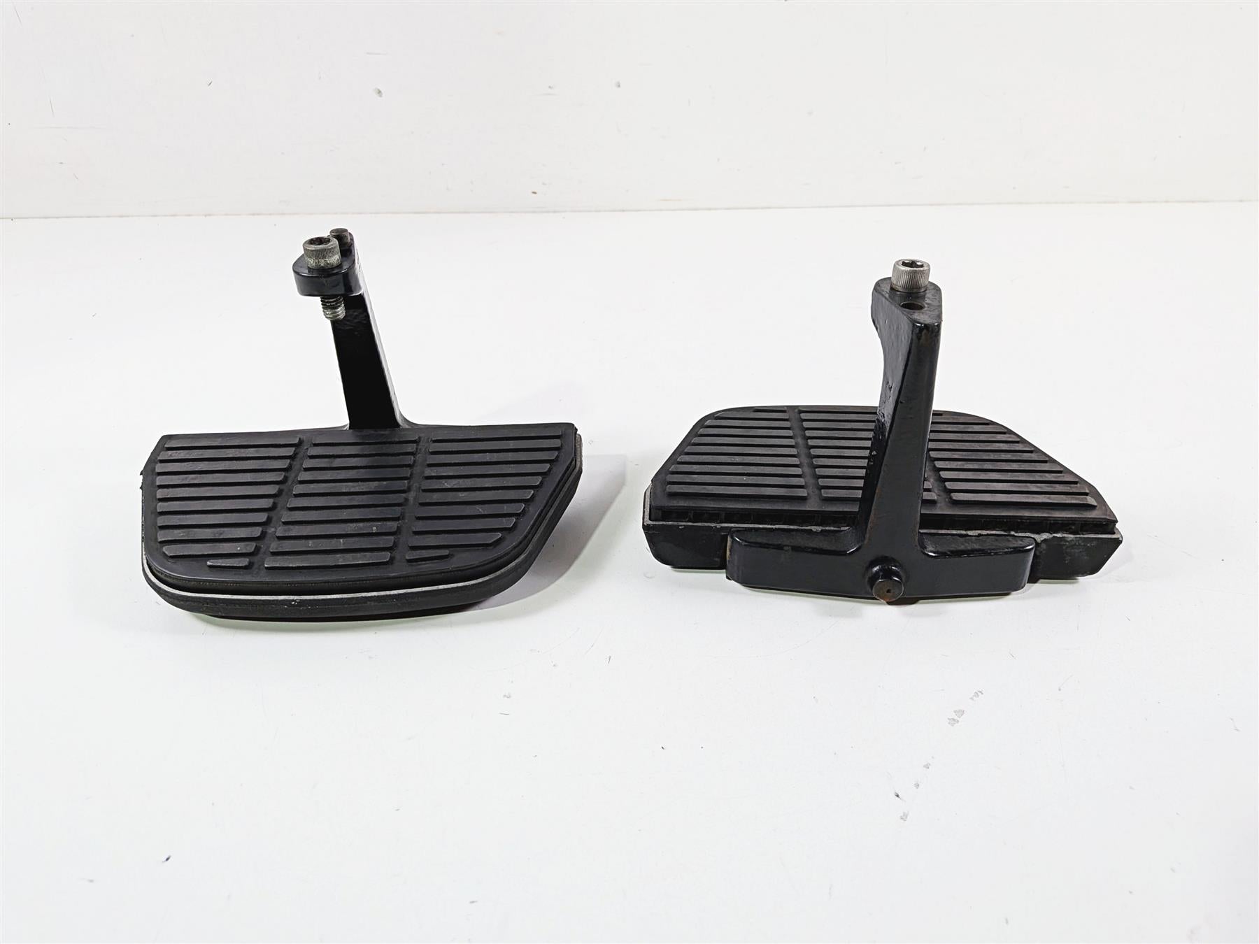 1993 Harley Touring FLHTCU Electra Glide Rear Passenger Floor Board Set 52719-93 {{ shop.shopifyCountryName }} - Mototech271