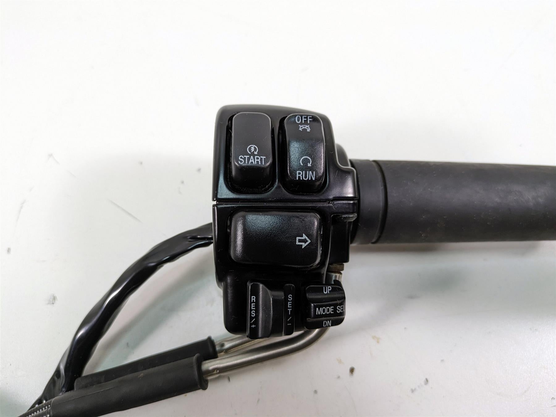 2006 Harley Touring FLHTCUI Electra Glide Right Hand Control Switch 71684-06A {{ shop.shopifyCountryName }} - Mototech271