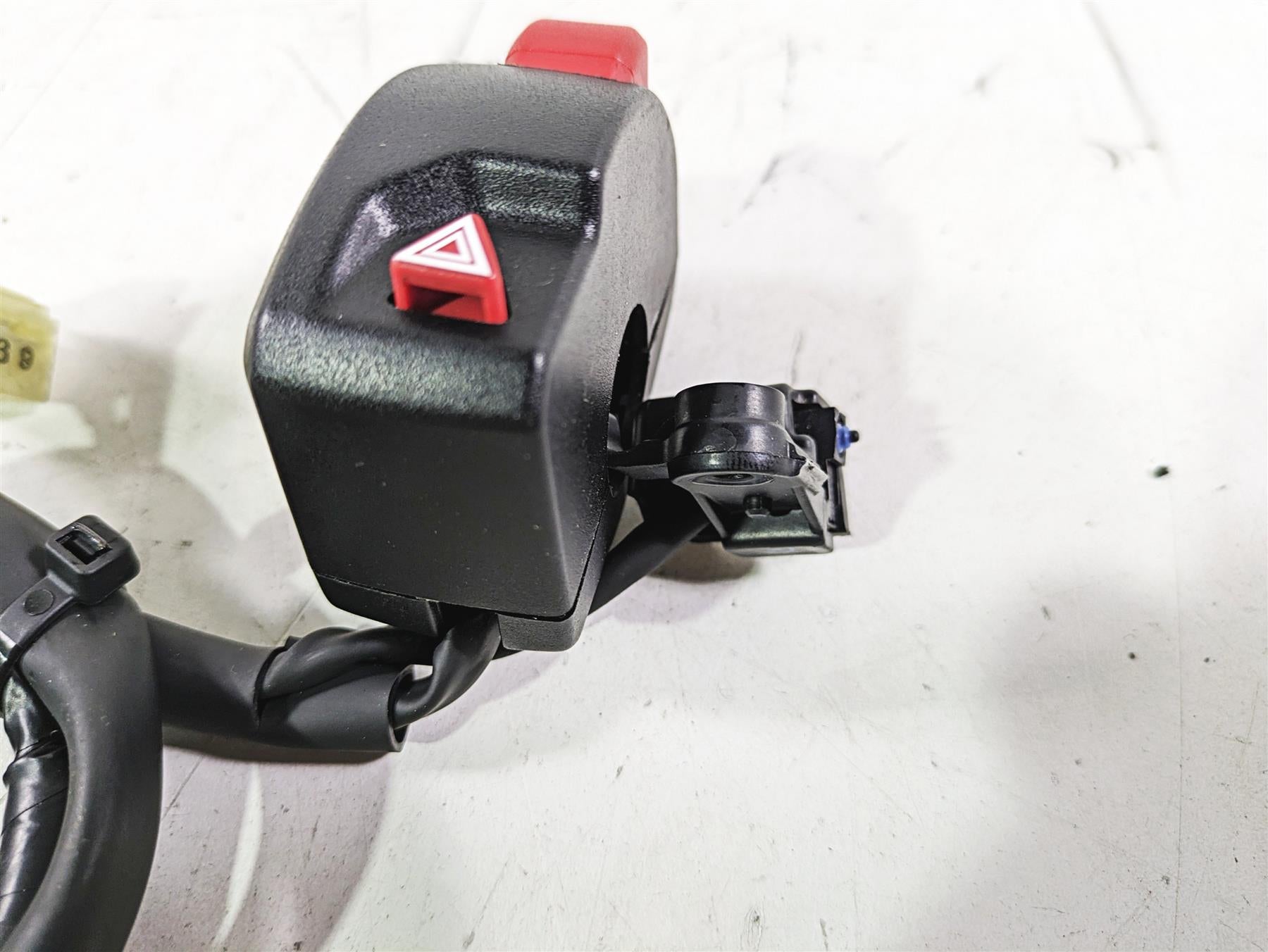 2020 Triumph Street Scrambler 900 Right Hand Control Switch T2041708 {{ shop.shopifyCountryName }} - Mototech271