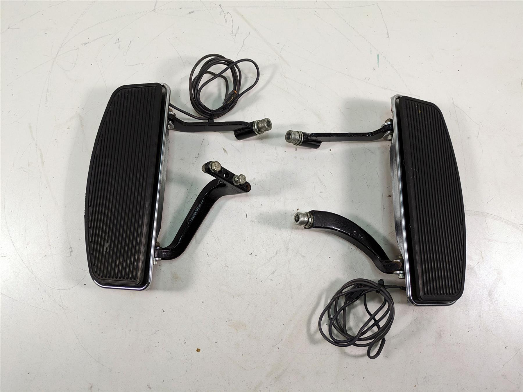 2006 Harley Touring FLHTCUI Electra Glide Front Floorboard Set 50622-83 50518-83 {{ shop.shopifyCountryName }} - Mototech271