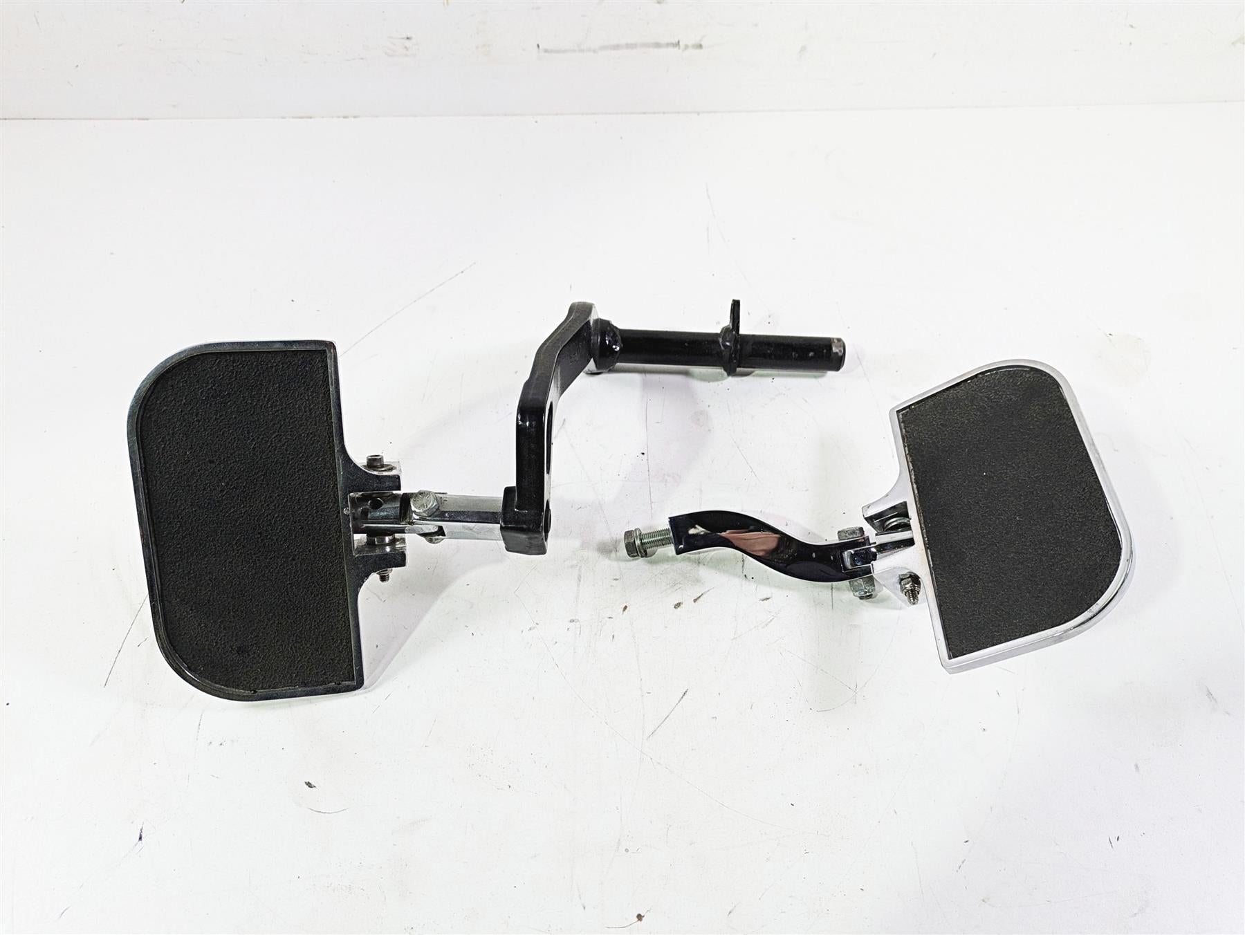 2002 Harley Dyna FXDL Low Rider Rear Passenger Floorboard + Mount 52740-02 | Mototech271