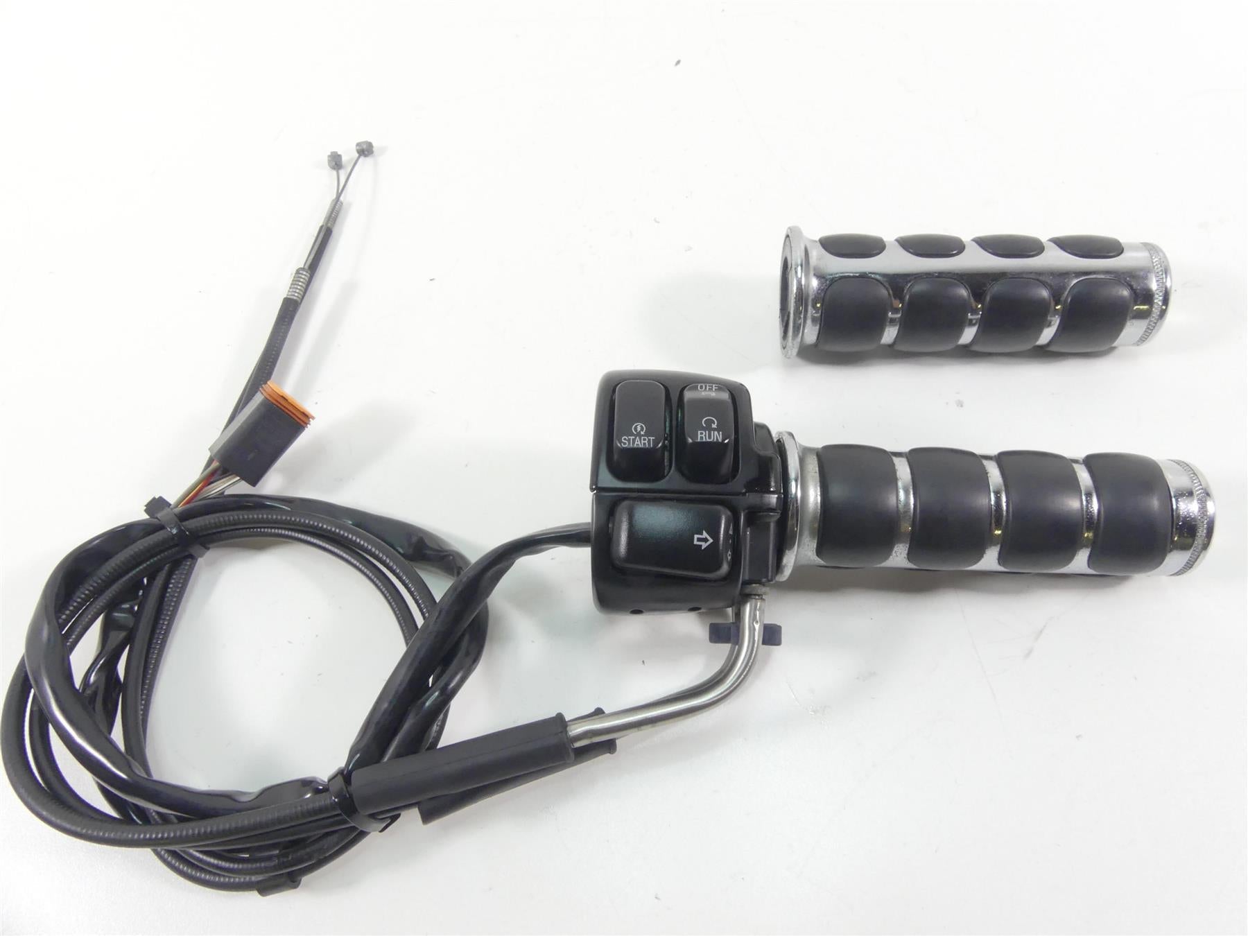 2006 Harley VRSCD Night Rod Right Hand Control Switch + Throttle Grips 71684-06A | Mototech271