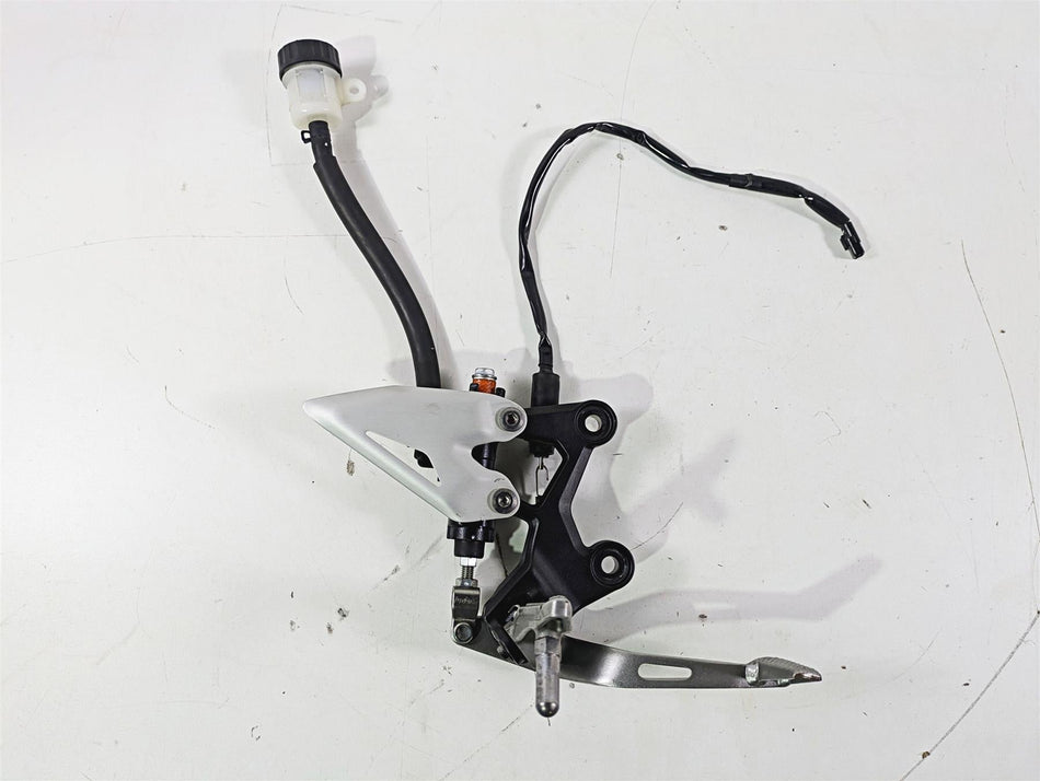 2023 Kawasaki EX400 Ninja Right Footpeg + Brake Lever Master Cylinder 35063-1408 {{ shop.shopifyCountryName }} - Mototech271