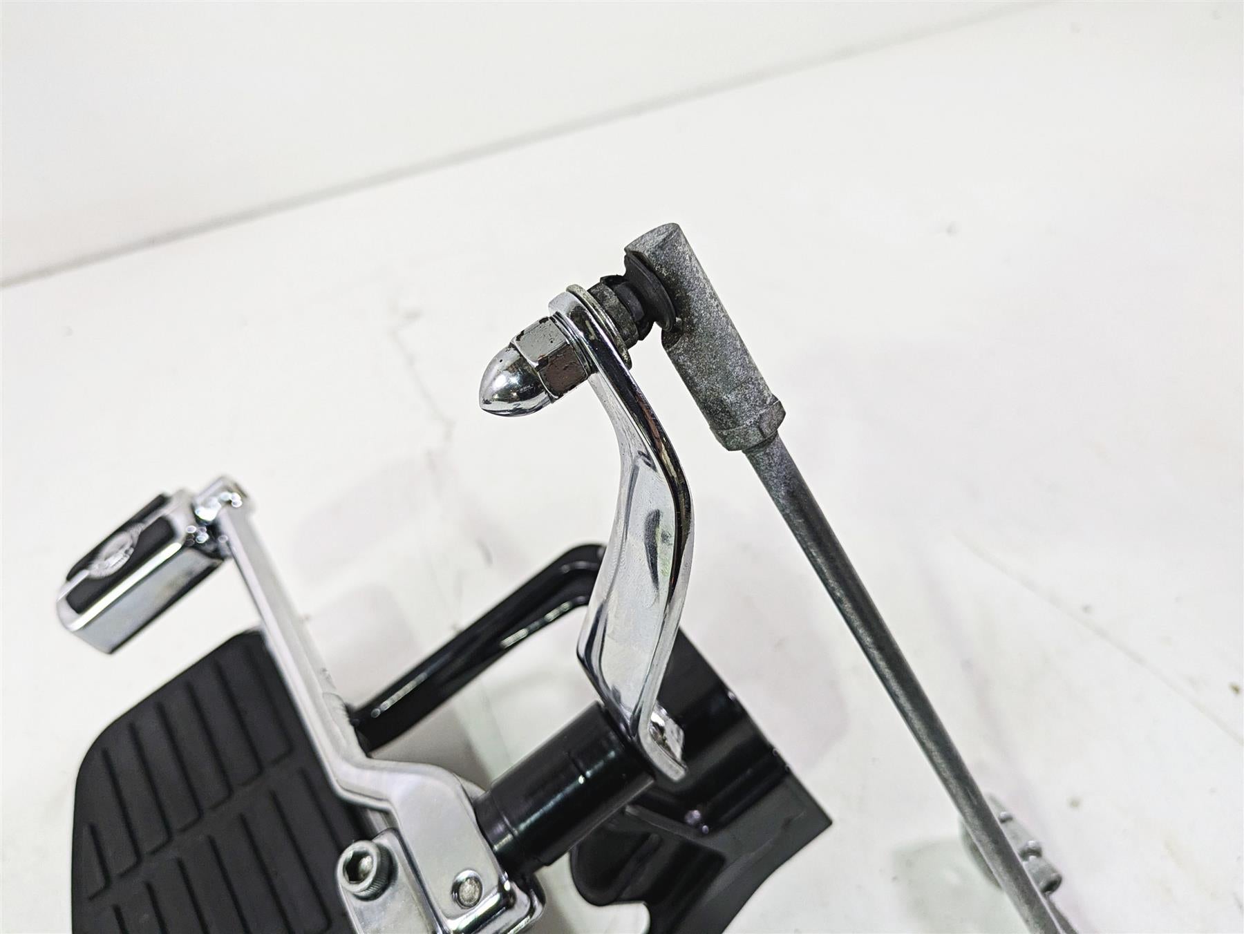 2004 Harley Softail FLSTF Fat Boy Front Left Floorboard Shifter Set 33630-00A {{ shop.shopifyCountryName }} - Mototech271