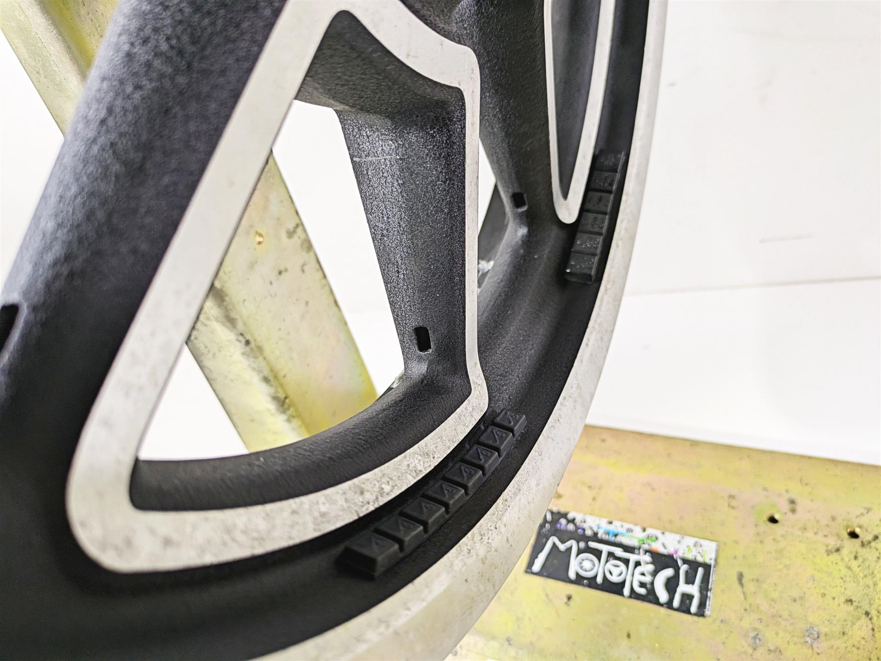 2016 Harley FXDL Dyna Low Rider Straight Front Wheel Rim 19x2.5 Cast 43300280 {{ shop.shopifyCountryName }} - Mototech271