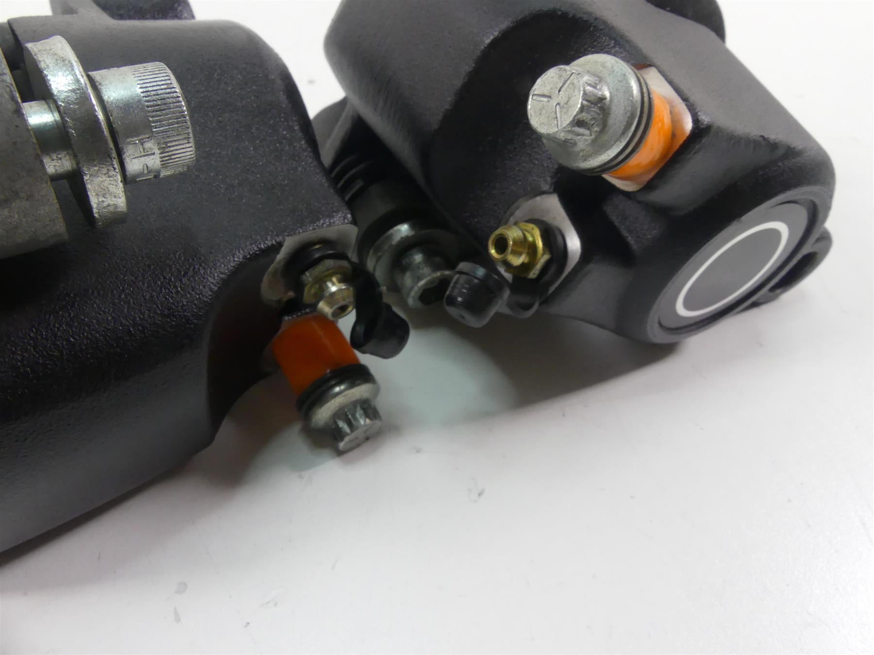 1999 Harley Touring FLHTCUI Electra Glide Front Brake Caliper Set 44023-83C {{ shop.shopifyCountryName }} - Mototech271