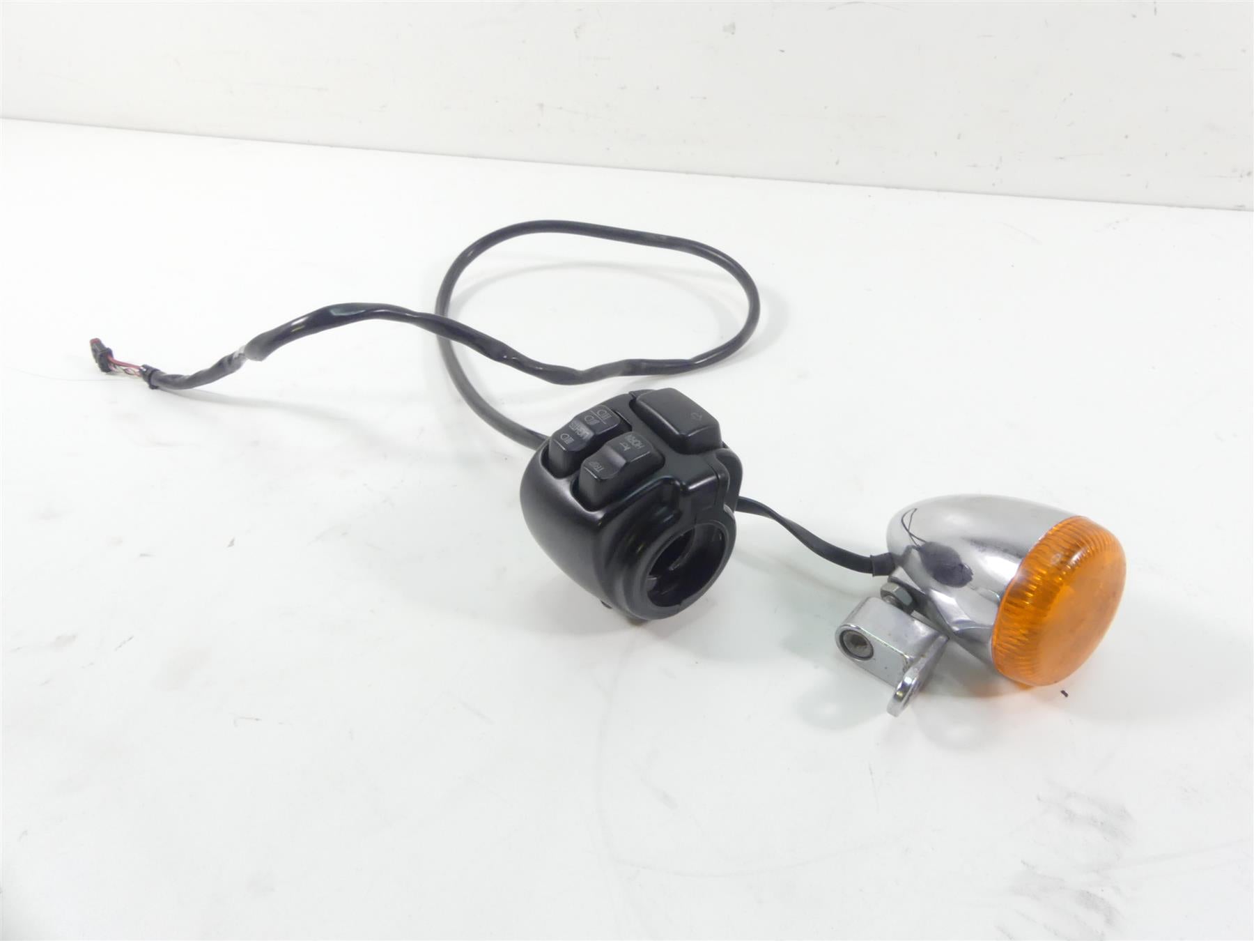 2013 Harley FXDWG Dyna Wide Glide Left Hand Control Switch & Blinker 71500067