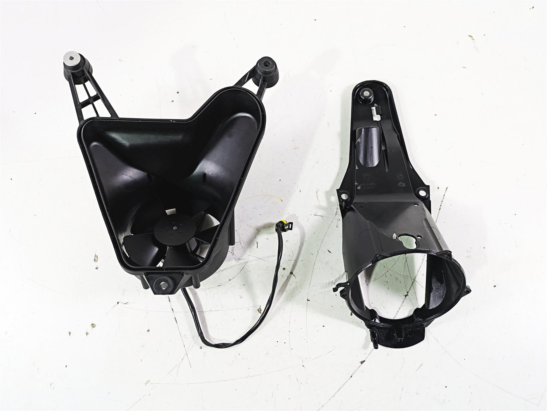 2015 Ducati Panigale 1299 S Radiator Coolant Fan & Mount 8292A342A {{ shop.shopifyCountryName }} - Mototech271