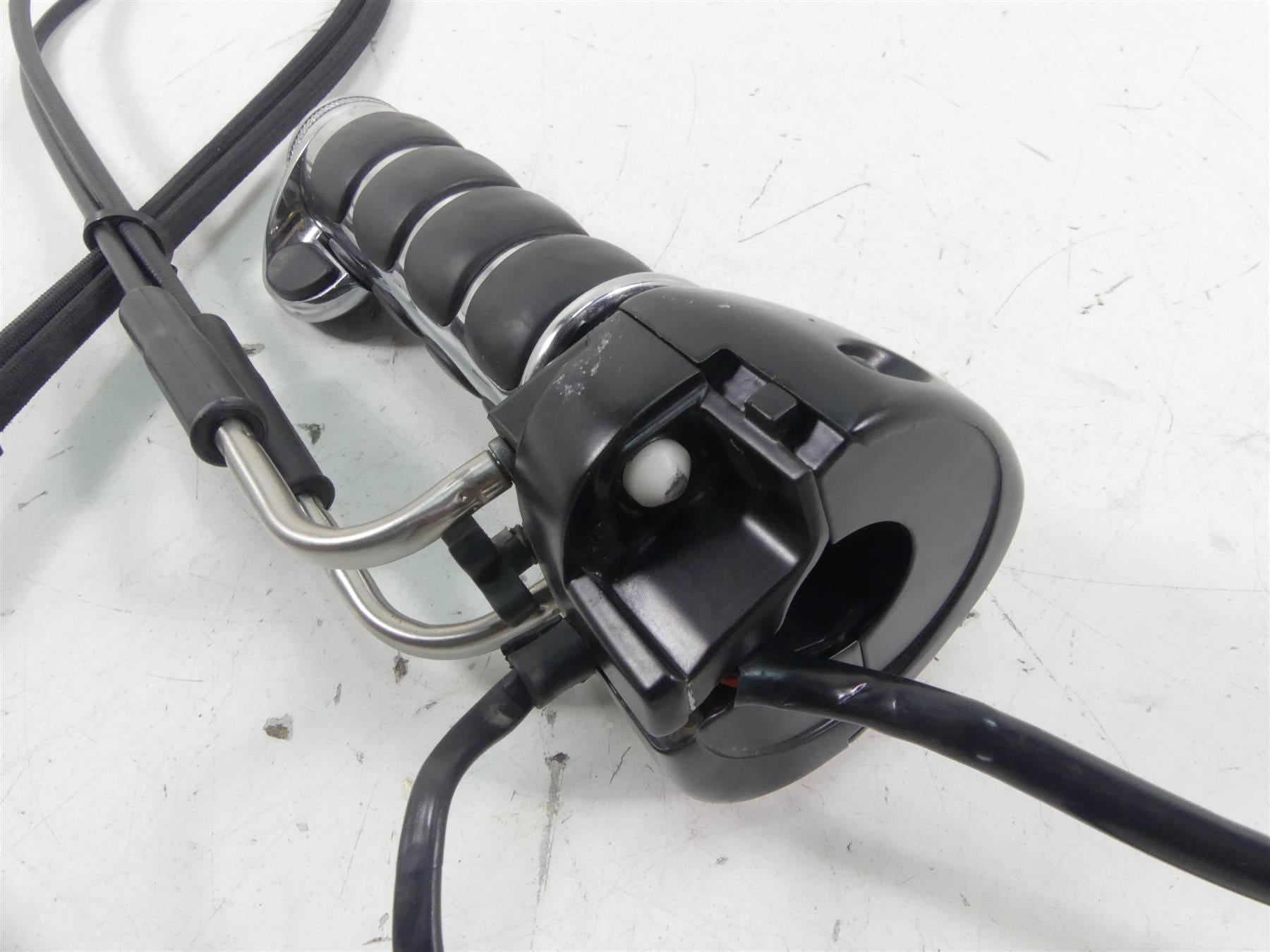 2014 Harley FXDL Dyna Low Rider Right Hand Control Switch & Blinker 72944-12 {{ shop.shopifyCountryName }} - Mototech271