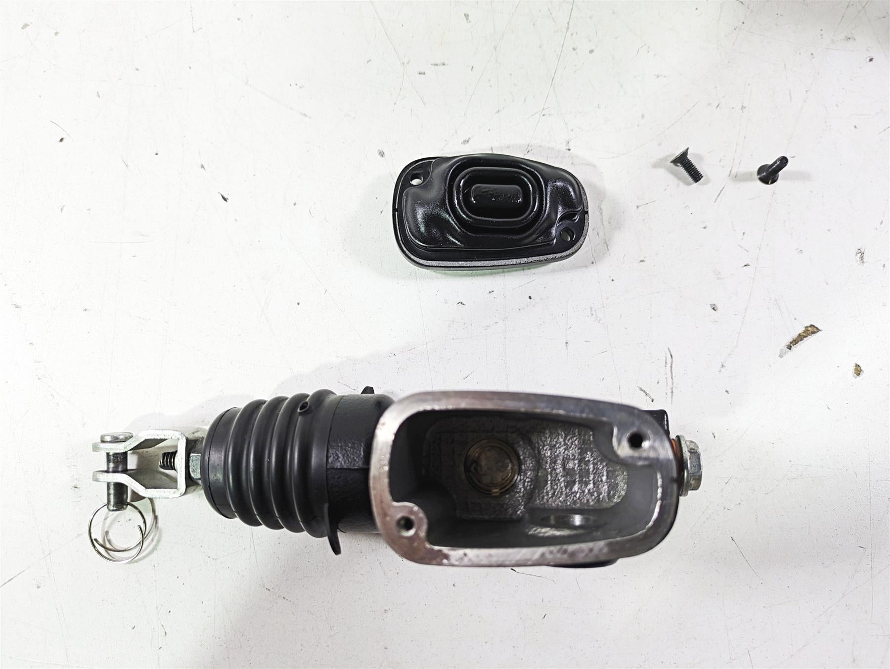 2021 Harley Softail FLSL Slim Rear Brake Master Cylinder 5/8" 41700460 {{ shop.shopifyCountryName }} - Mototech271