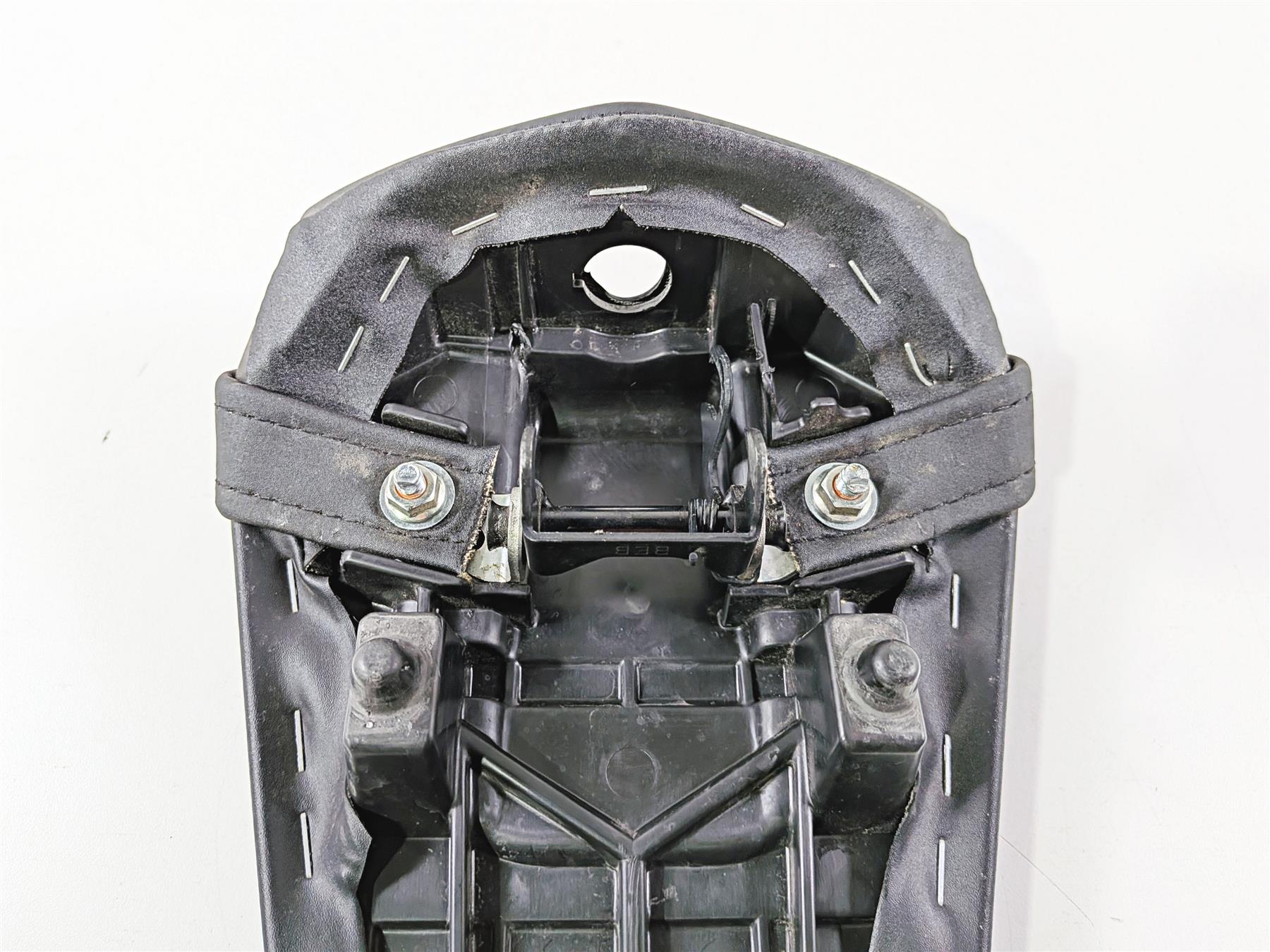2025 Yamaha YZF R7 Nice Rear Passenger Seat Saddle Pillion BEB-24750-00-00 {{ shop.shopifyCountryName }} - Mototech271