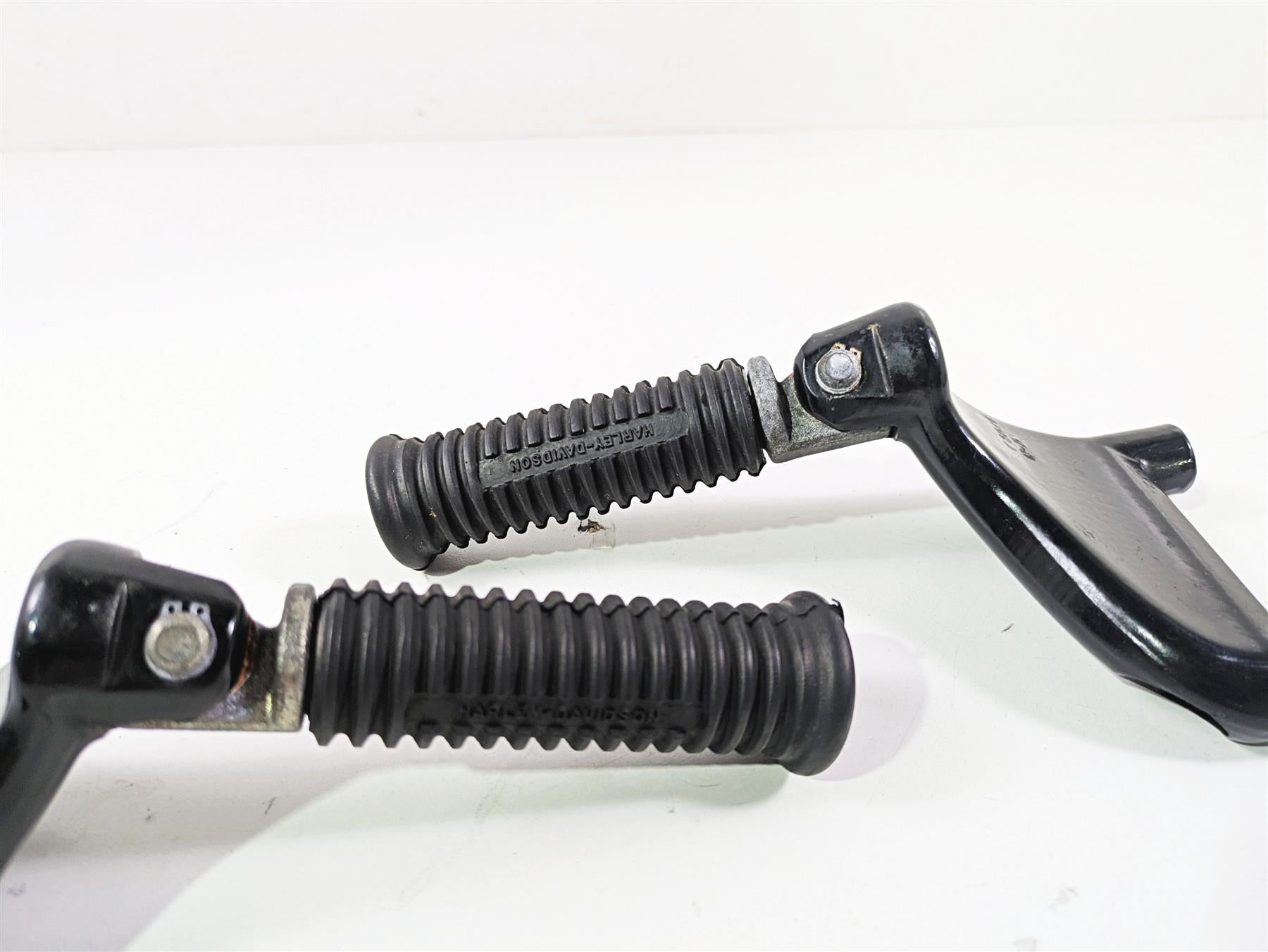 2007 Harley Sportster XL1200 C Rear Passenger Foot Peg Set 49314-04 49315-04 {{ shop.shopifyCountryName }} - Mototech271