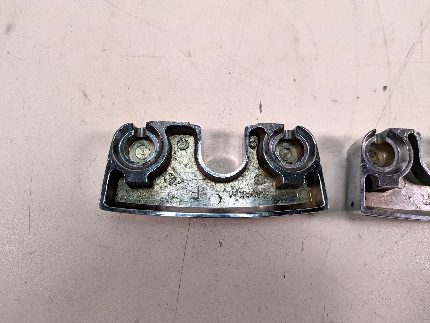 2000 Harley Dyna FXDL Low Rider Kuryakyn Scorpion Chrome Sparkplug Cover Set for Big Twins K8323 {{ shop.shopifyCountryName }} - Mototech271