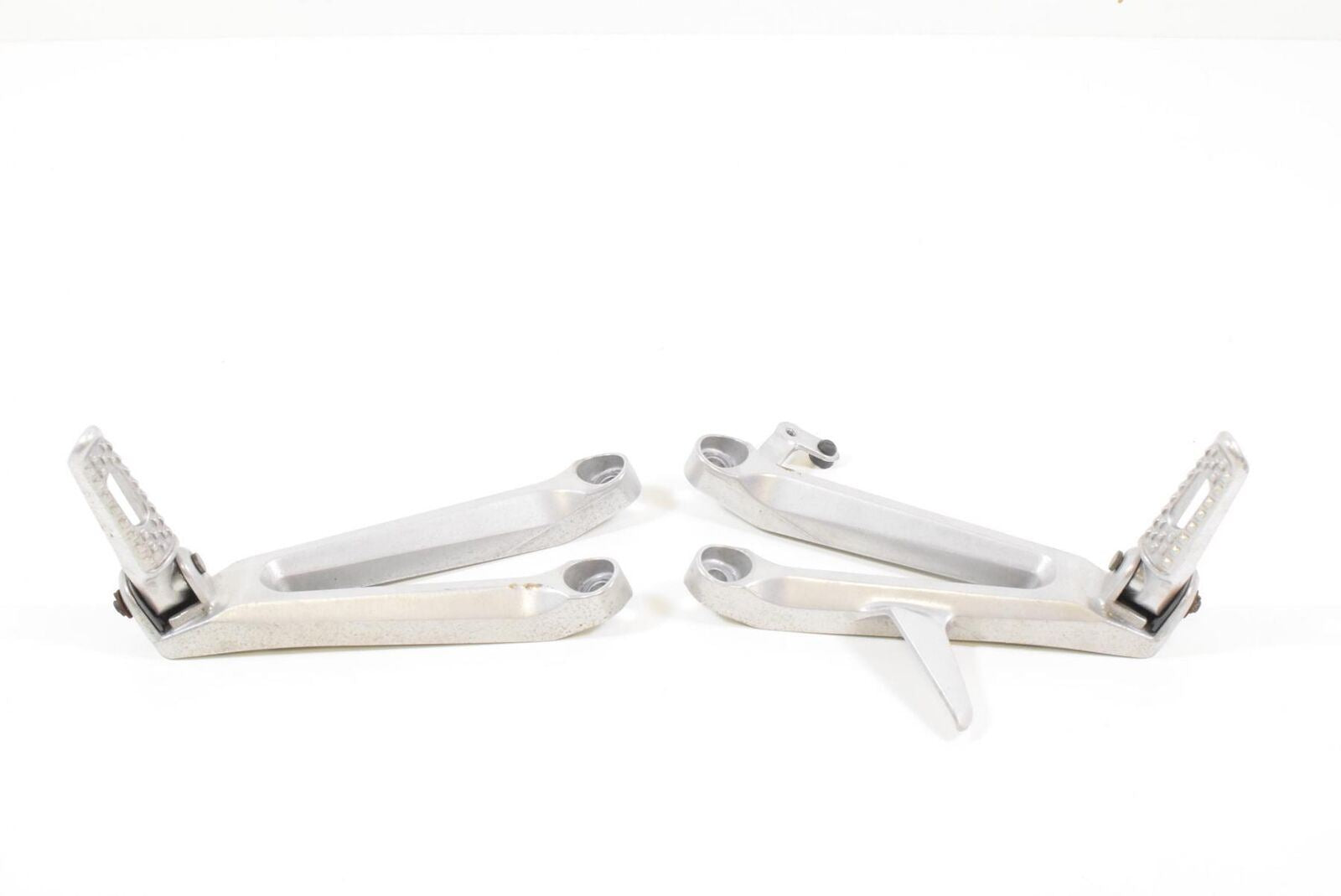 2005 Honda CBR1000RR CBR1000 RR Rear Passenger Footpeg SET 50750-MEL-000 {{ shop.shopifyCountryName }} - Mototech271
