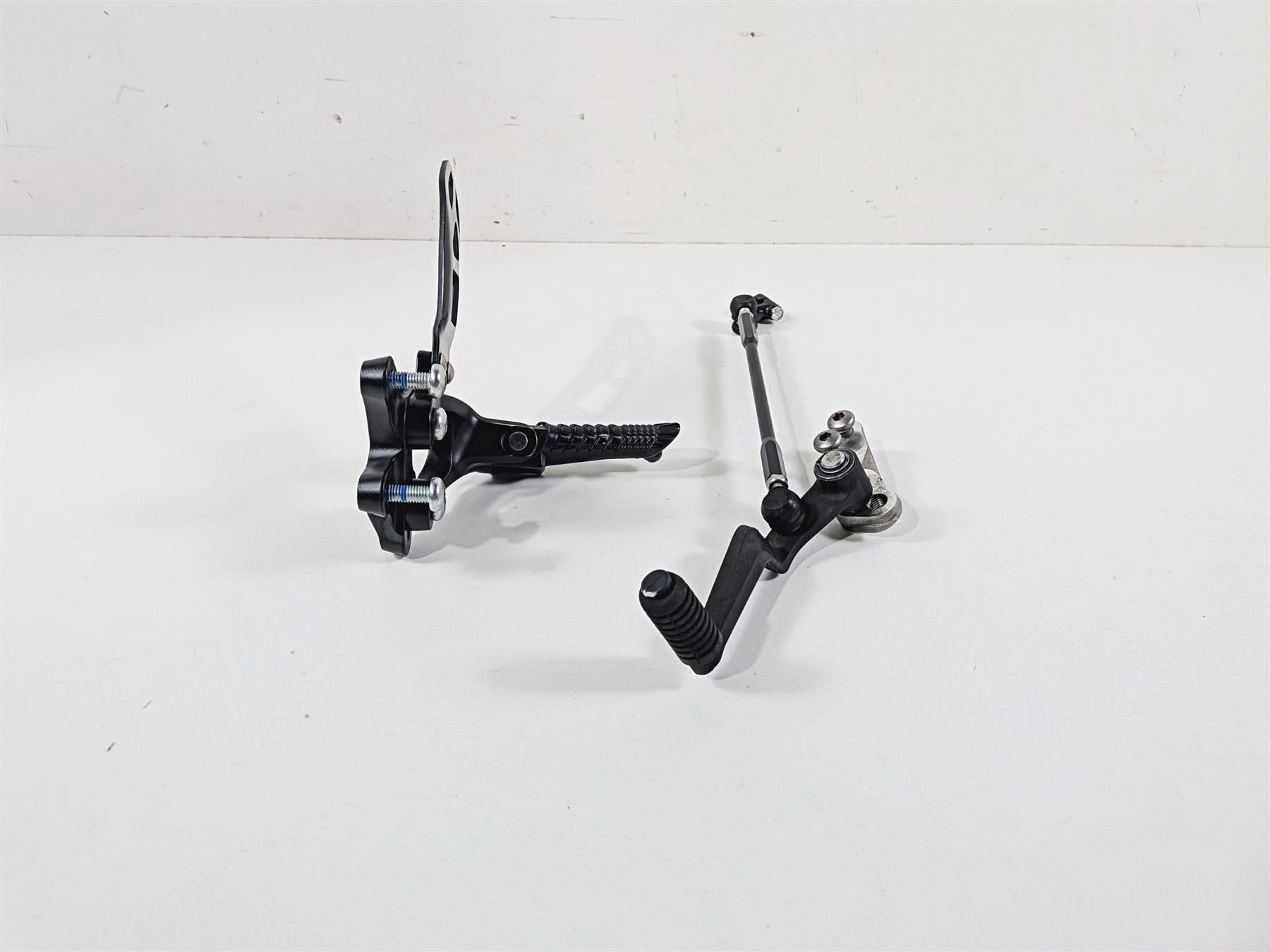 2024 Suzuki GSXR600 Left Front Footpeg & Shifter 43521-47H20 25600-14J11 {{ shop.shopifyCountryName }} - Mototech271