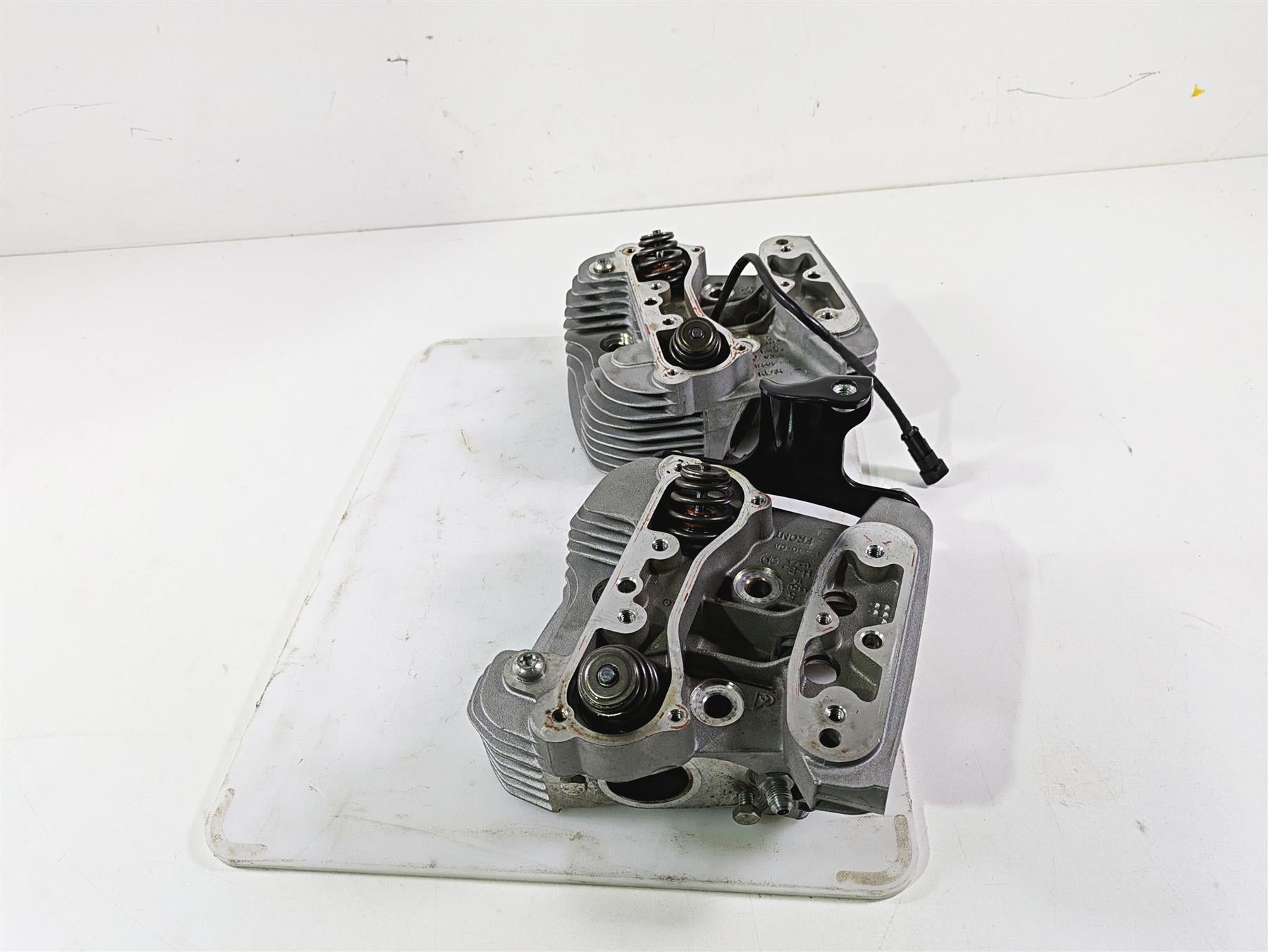 2009 Harley XR1200 Sportster Cylinderhead Cylinder Head Set 17523-08 17524-08 {{ shop.shopifyCountryName }} - Mototech271