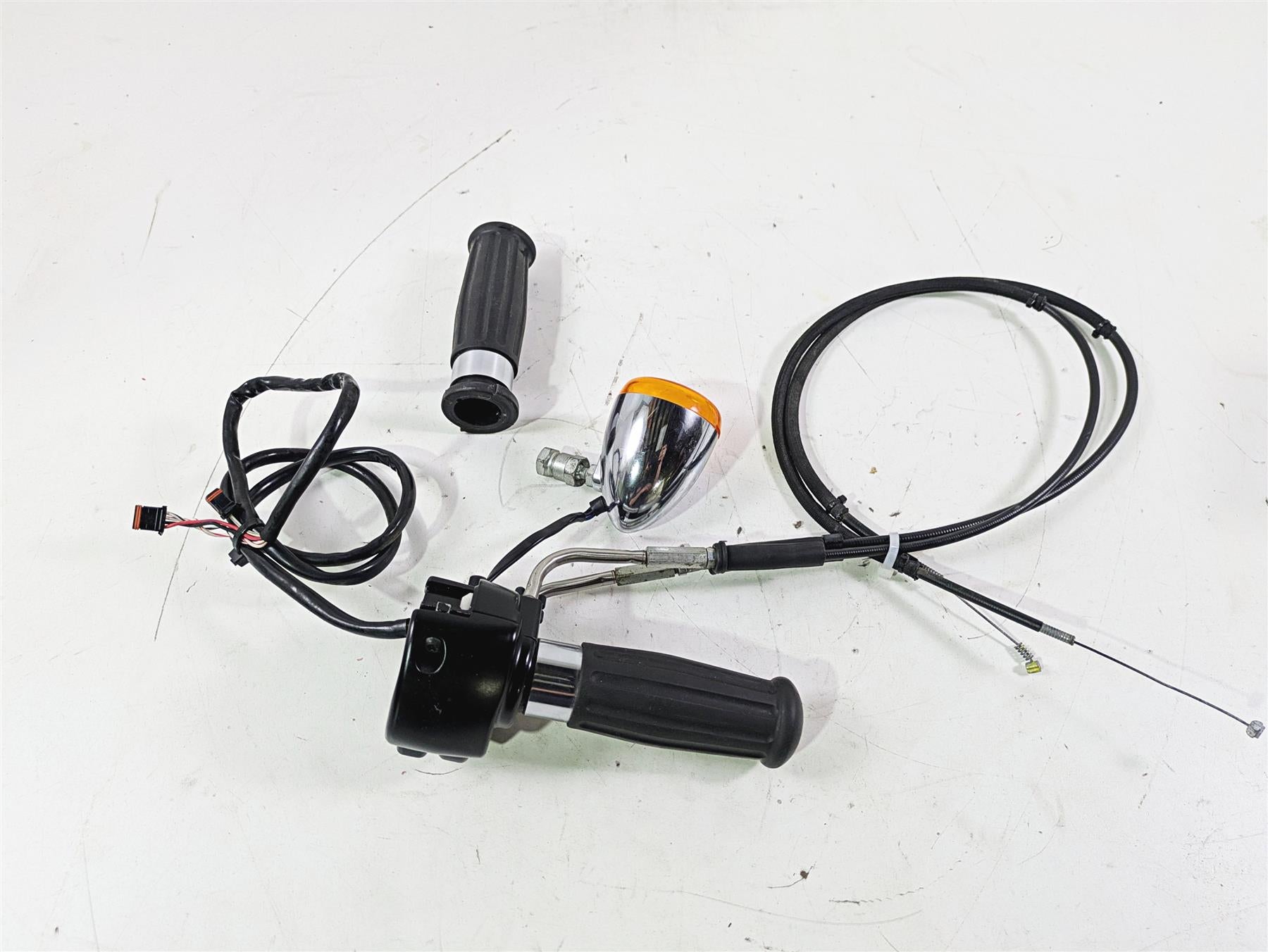 2015 Harley FXDL Dyna Low Rider Right Hand Control Switch 72944-12 {{ shop.shopifyCountryName }} - Mototech271