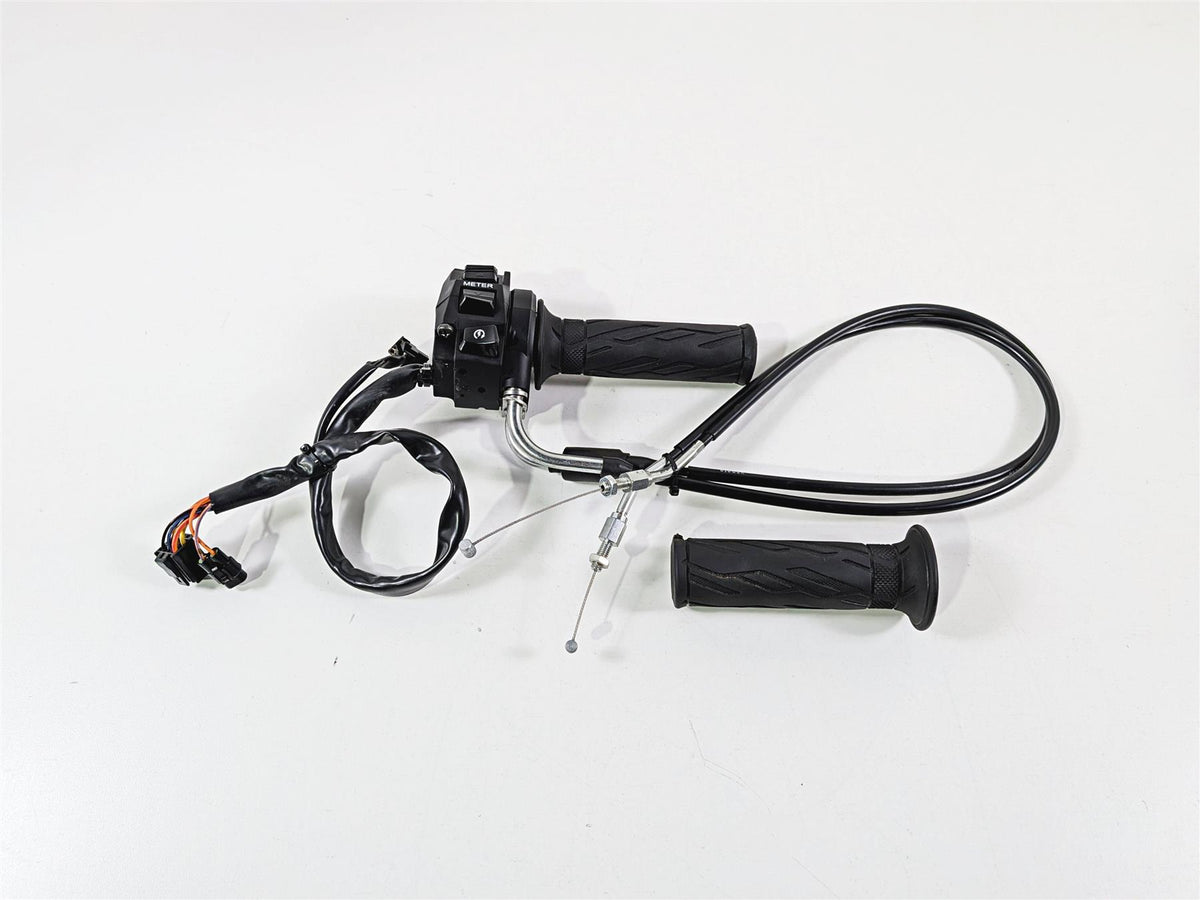 2024 Suzuki GSXR 600 Right Hand Control Switch & Throttle Grip 37200-47H30 {{ shop.shopifyCountryName }} - Mototech271