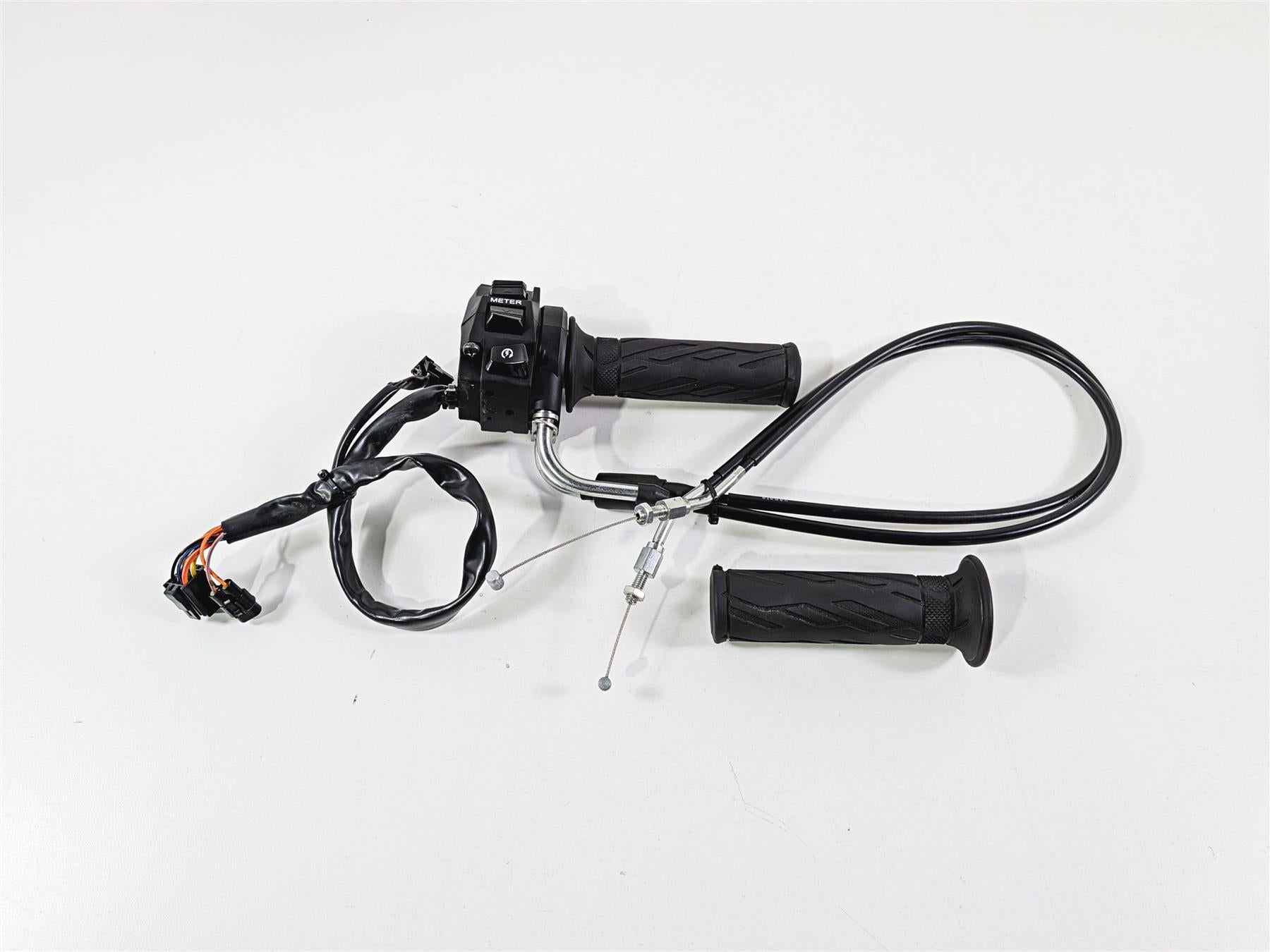2024 Suzuki GSXR 600 Right Hand Control Switch & Throttle Grip 37200-47H30 {{ shop.shopifyCountryName }} - Mototech271