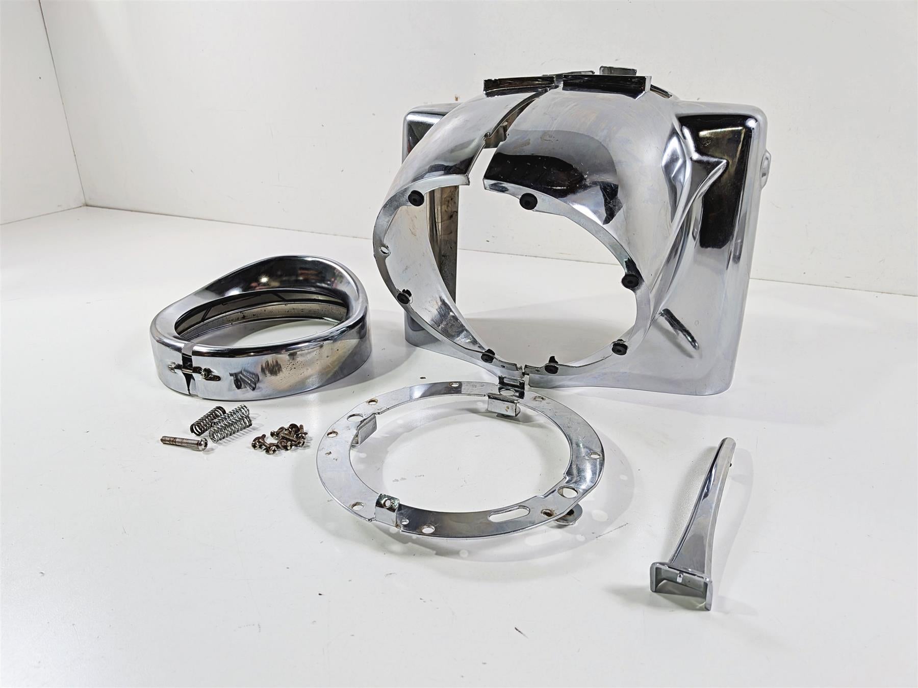 Harley Touring Aftermarket Chrome Road King Headlight Cover Nacelle Set {{ shop.shopifyCountryName }} - Mototech271