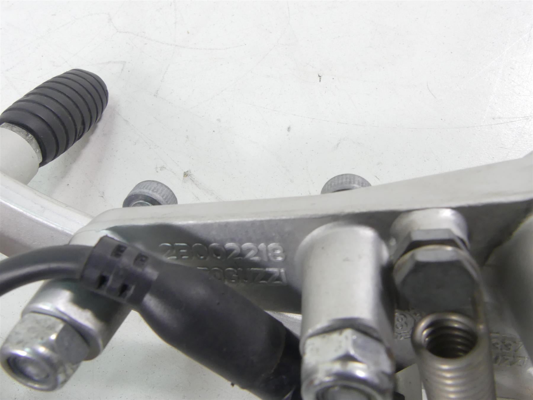 2019 Moto Guzzi V7 III Stone 750 Right Footpeg Mount & Brake Pedal 2B003336 {{ shop.shopifyCountryName }} - Mototech271
