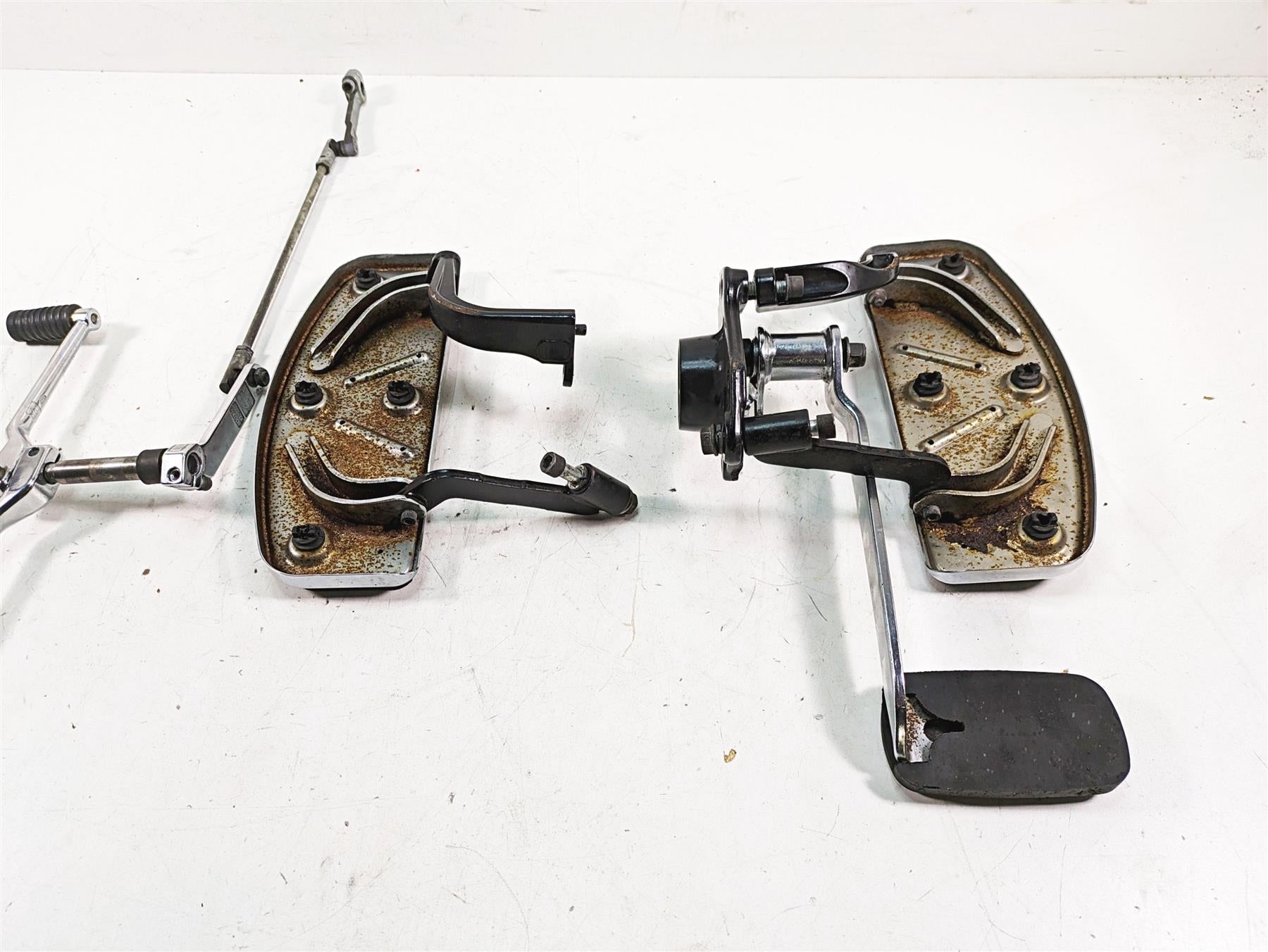 2009 Harley Touring FLHTCU Electra Glide Front Floorboard Pedal Set 33895-82E {{ shop.shopifyCountryName }} - Mototech271