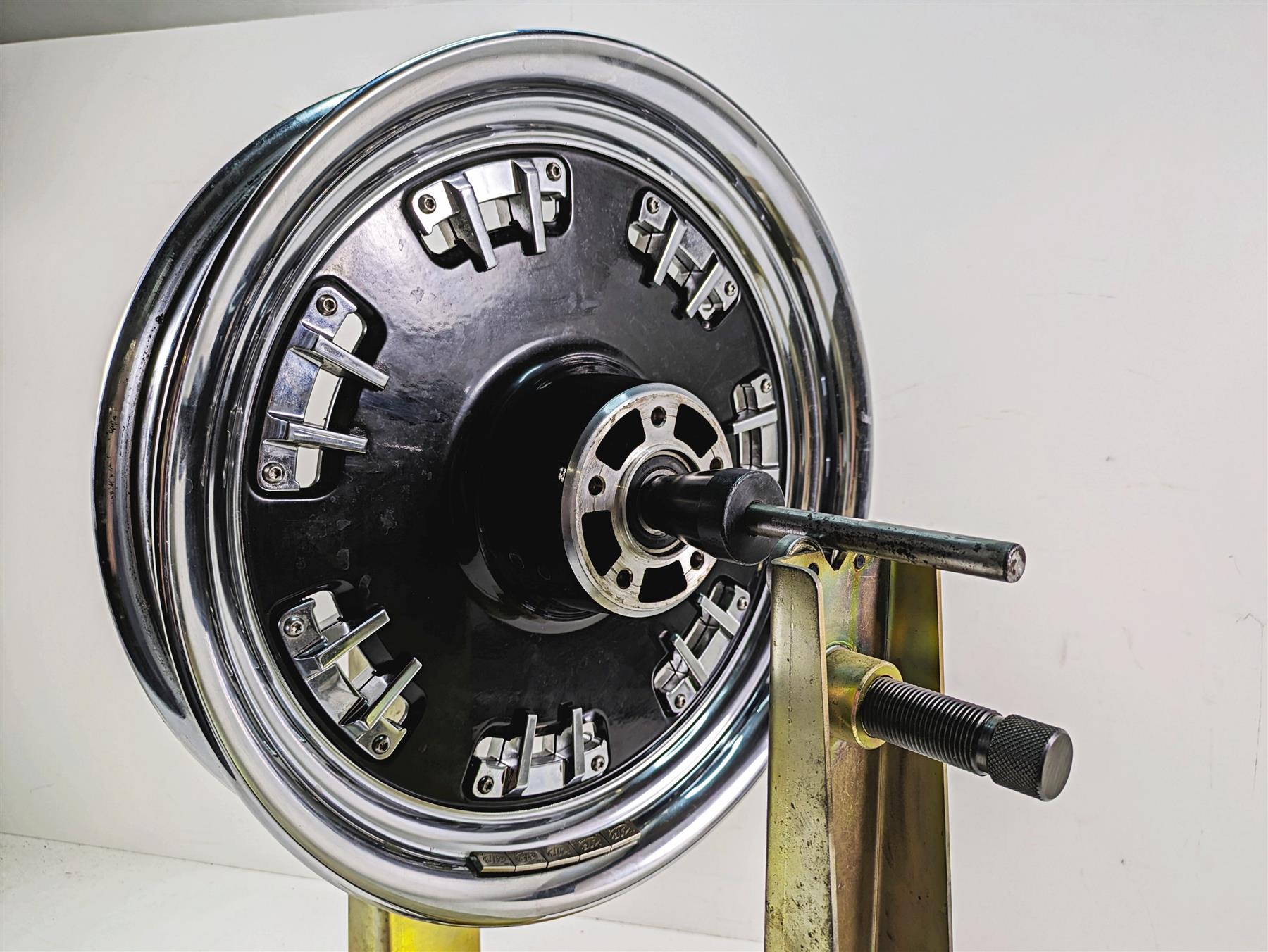 2009 Harley Dyna FXDFSE CVO Fat Bob 16x3 Front Wheel Fang Contrast Crm 43265-09 {{ shop.shopifyCountryName }} - Mototech271