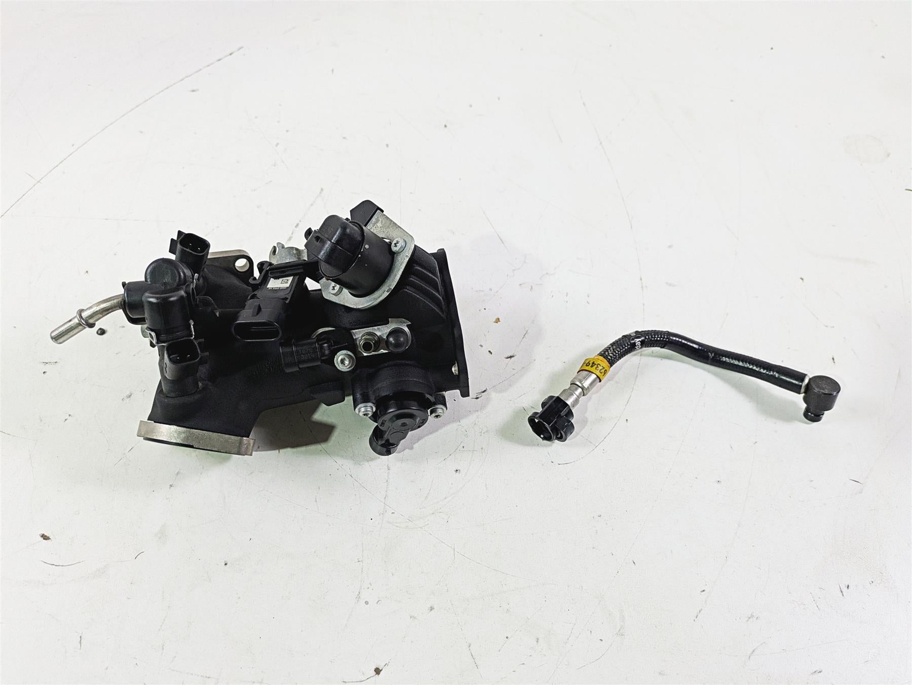 2015 Harley FXDL Dyna Low Rider Throttle Body Fuel Injectors 27708-10A {{ shop.shopifyCountryName }} - Mototech271