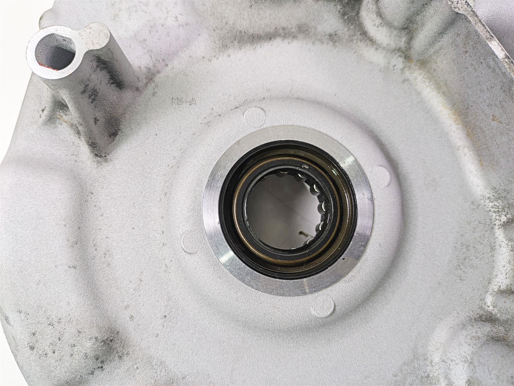 2009 Harley FXDC Dyna Super Glide Inner Primary Drive Clutch Cover Mid 60681-06B {{ shop.shopifyCountryName }} - Mototech271