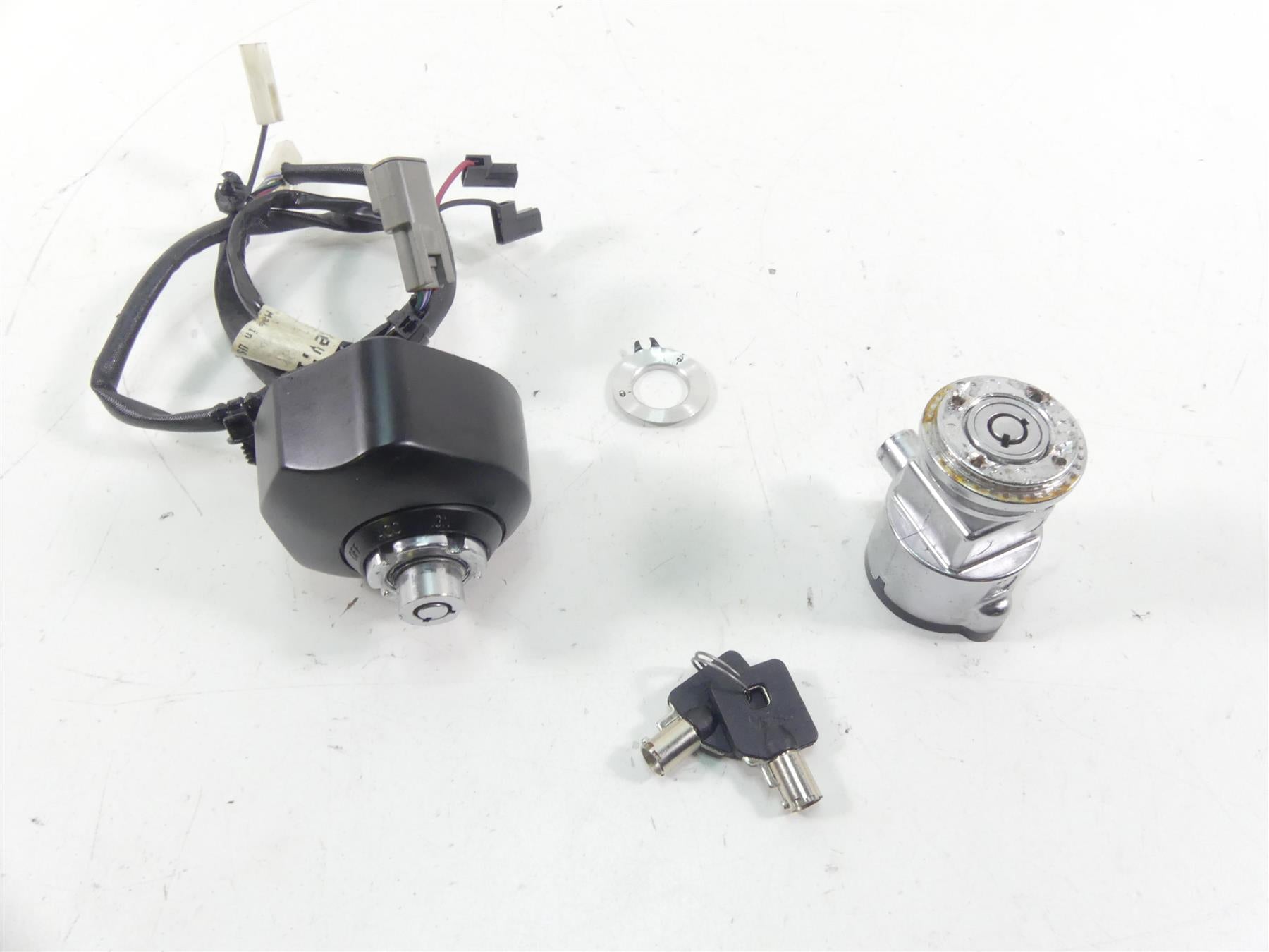 2016 Harley FXDL Dyna Low Rider Ignition Switch Steering Key Lock Set 71475-06B {{ shop.shopifyCountryName }} - Mototech271
