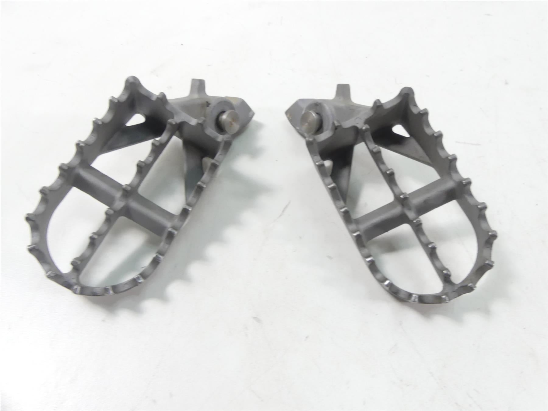 2011 BMW R1200GS K255 Adv Front Rider Driver Footpeg Footrest Set 46717694557 {{ shop.shopifyCountryName }} - Mototech271