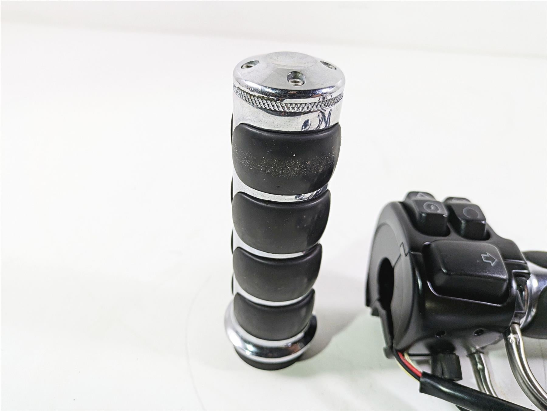 2016 Harley FXDL Dyna Low Rider Right Hand Control Switch + Led Blinker 71500361 {{ shop.shopifyCountryName }} - Mototech271
