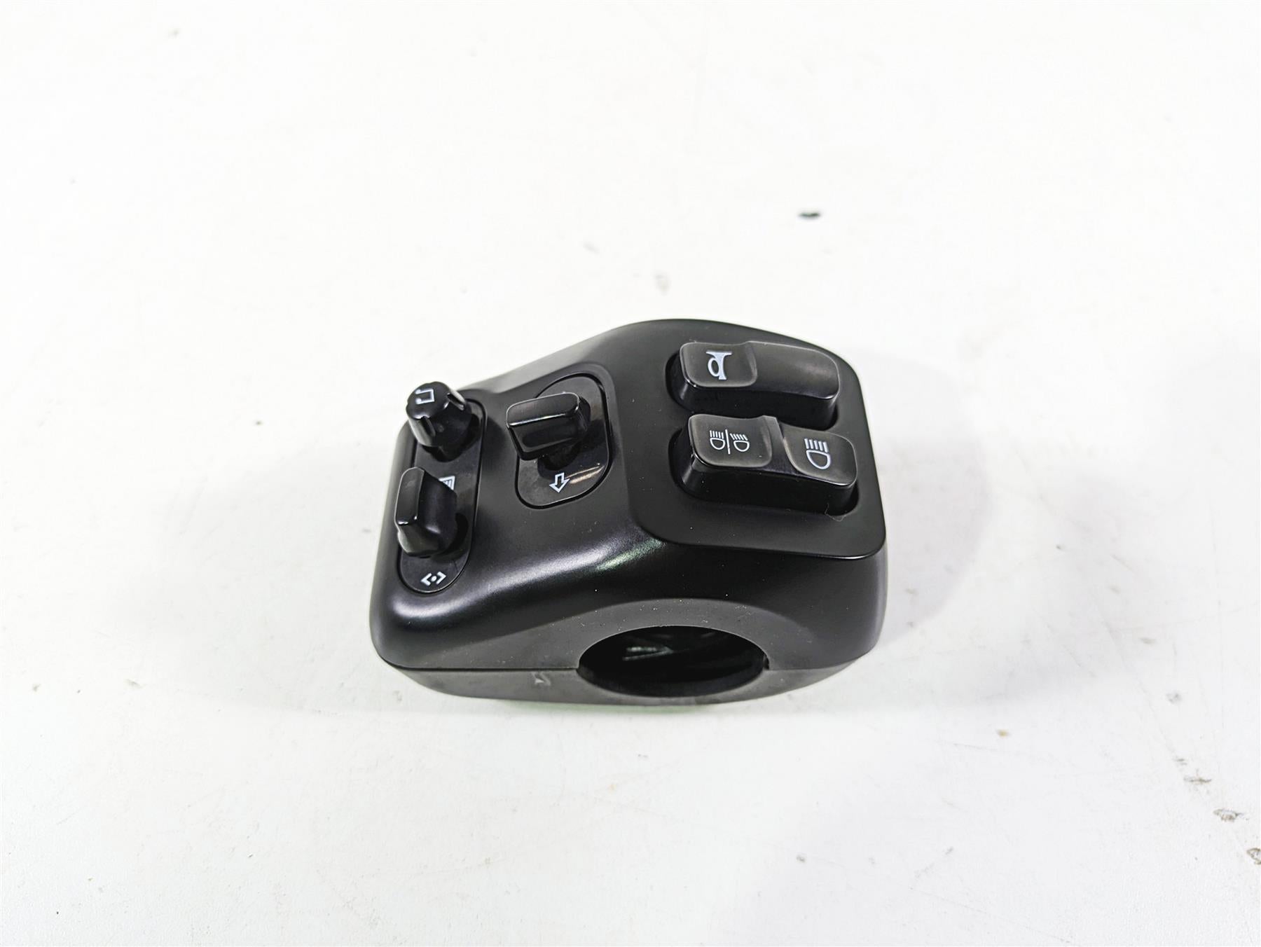 2018 Indian Chieftain Dark Horse Left Hand Control Switch 4016912 4018465 {{ shop.shopifyCountryName }} - Mototech271