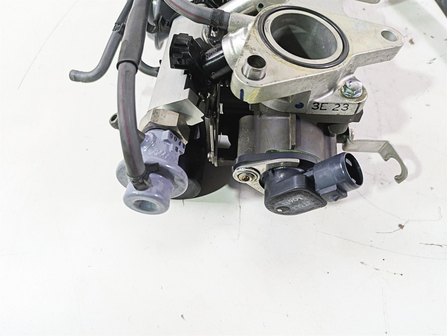 2004 Honda Aquatrax R-12X Throttle Body Bodies Fuel Injectors 16400-HW3-671 {{ shop.shopifyCountryName }} - Mototech271