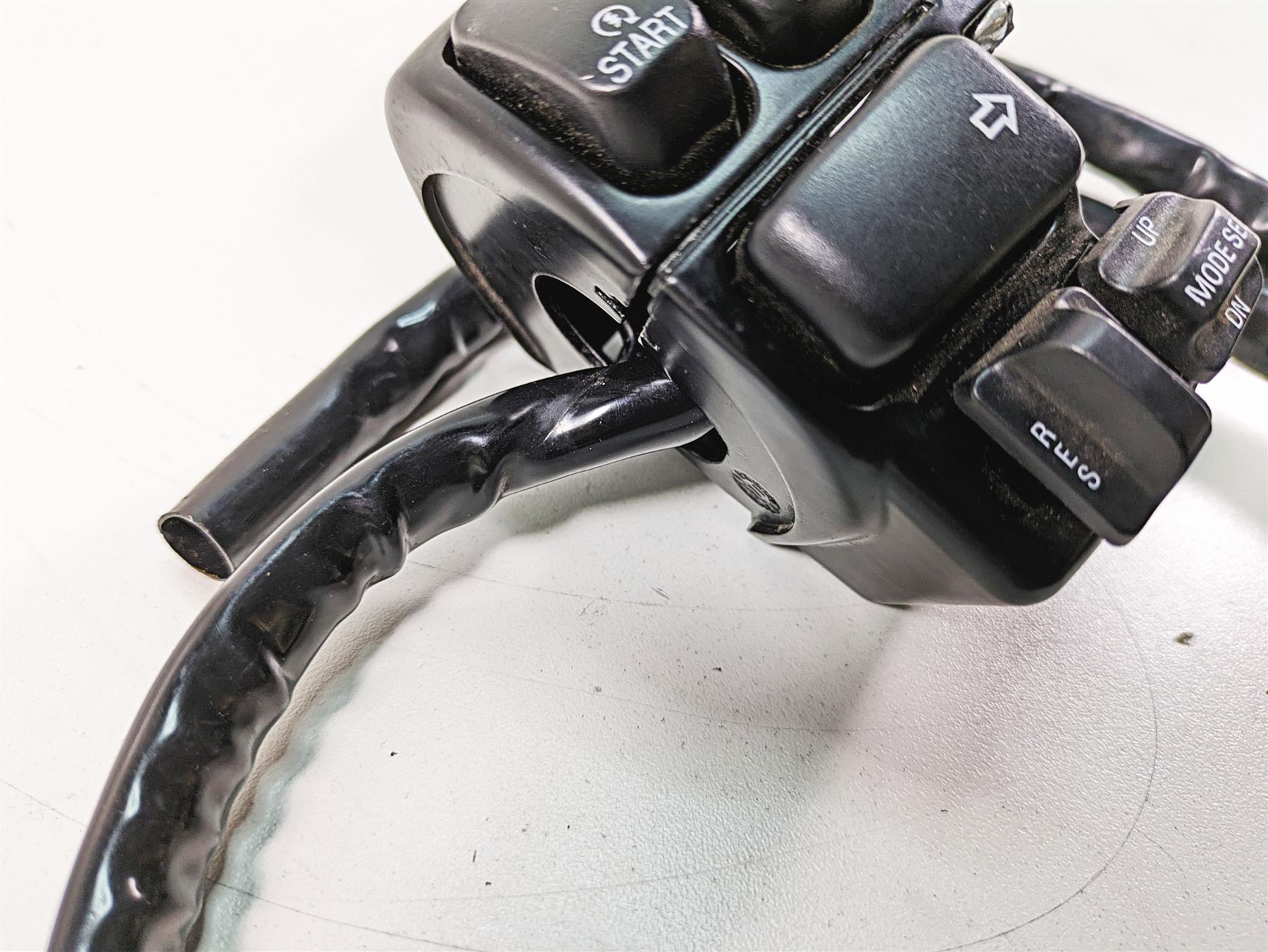 2011 Harley Touring FLTRU Road Glide Right Hand Control Switch - Read 71682-06A {{ shop.shopifyCountryName }} - Mototech271