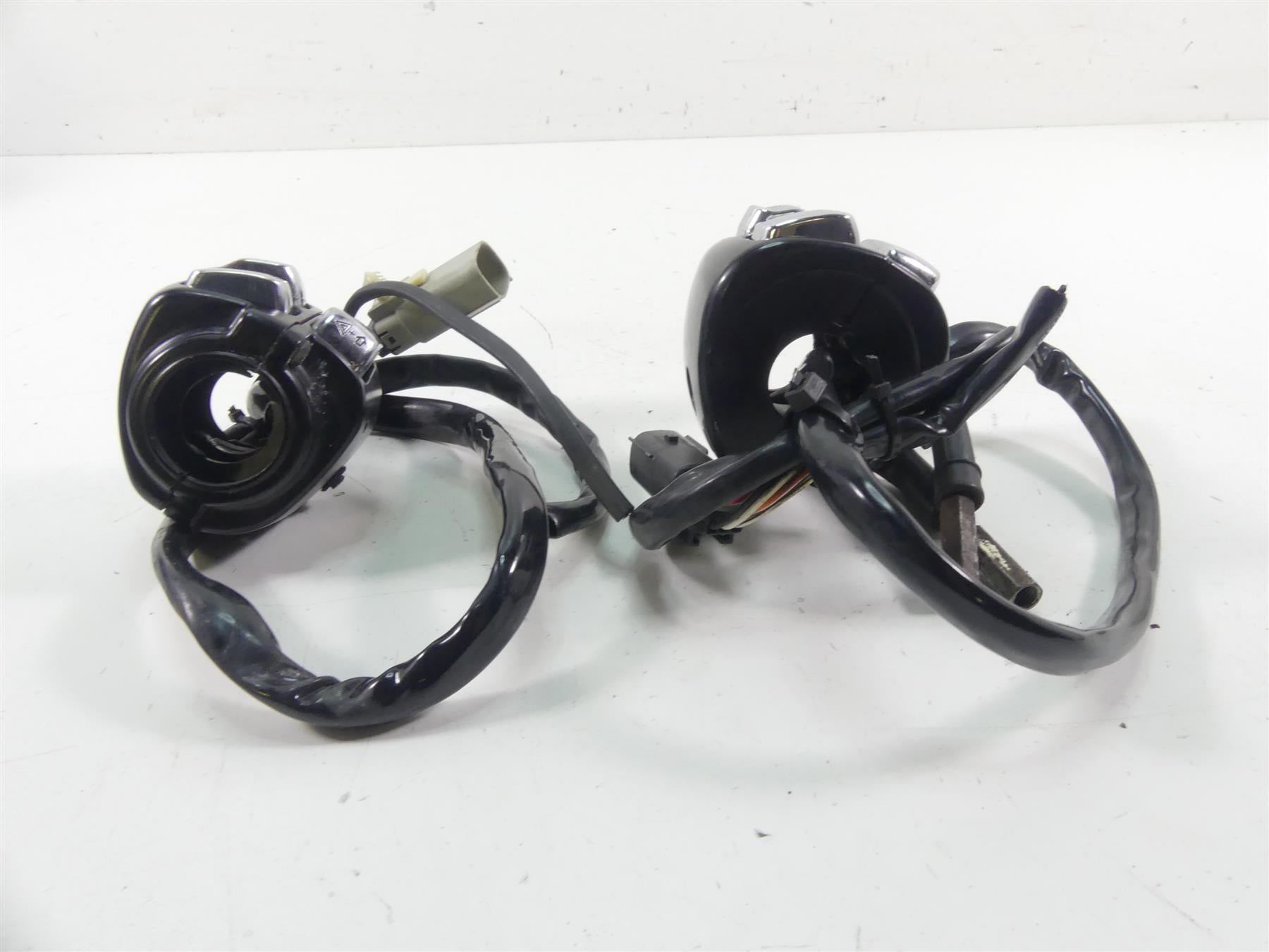 2008 Harley FXCWC Softail Rocker C Left Right Hand Control Switch Set 71682-06A {{ shop.shopifyCountryName }} - Mototech271