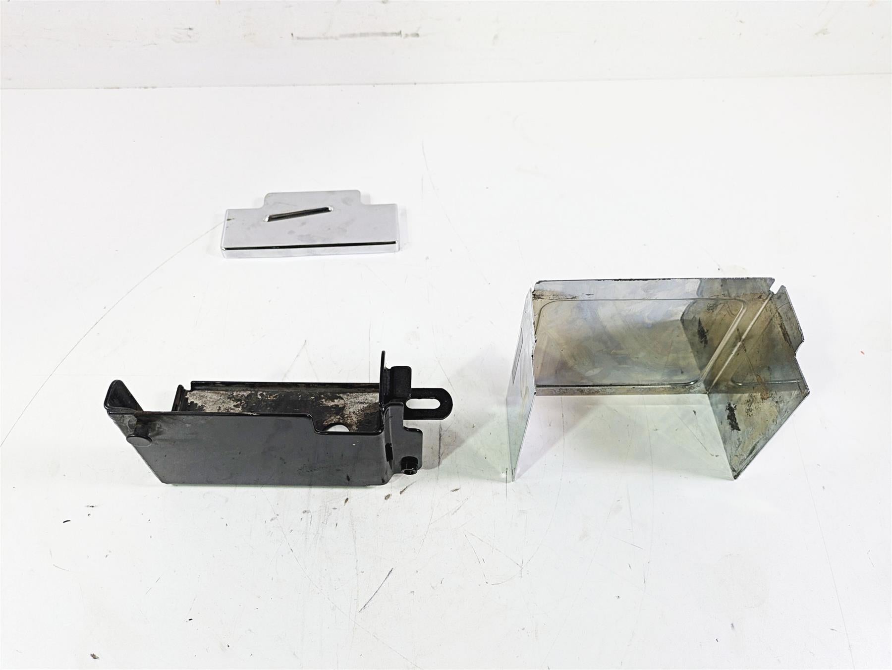 2002 Harley Dyna FXDL Low Rider Battery Tray Box & Skull Chrome Cover 66375-97 {{ shop.shopifyCountryName }} - Mototech271