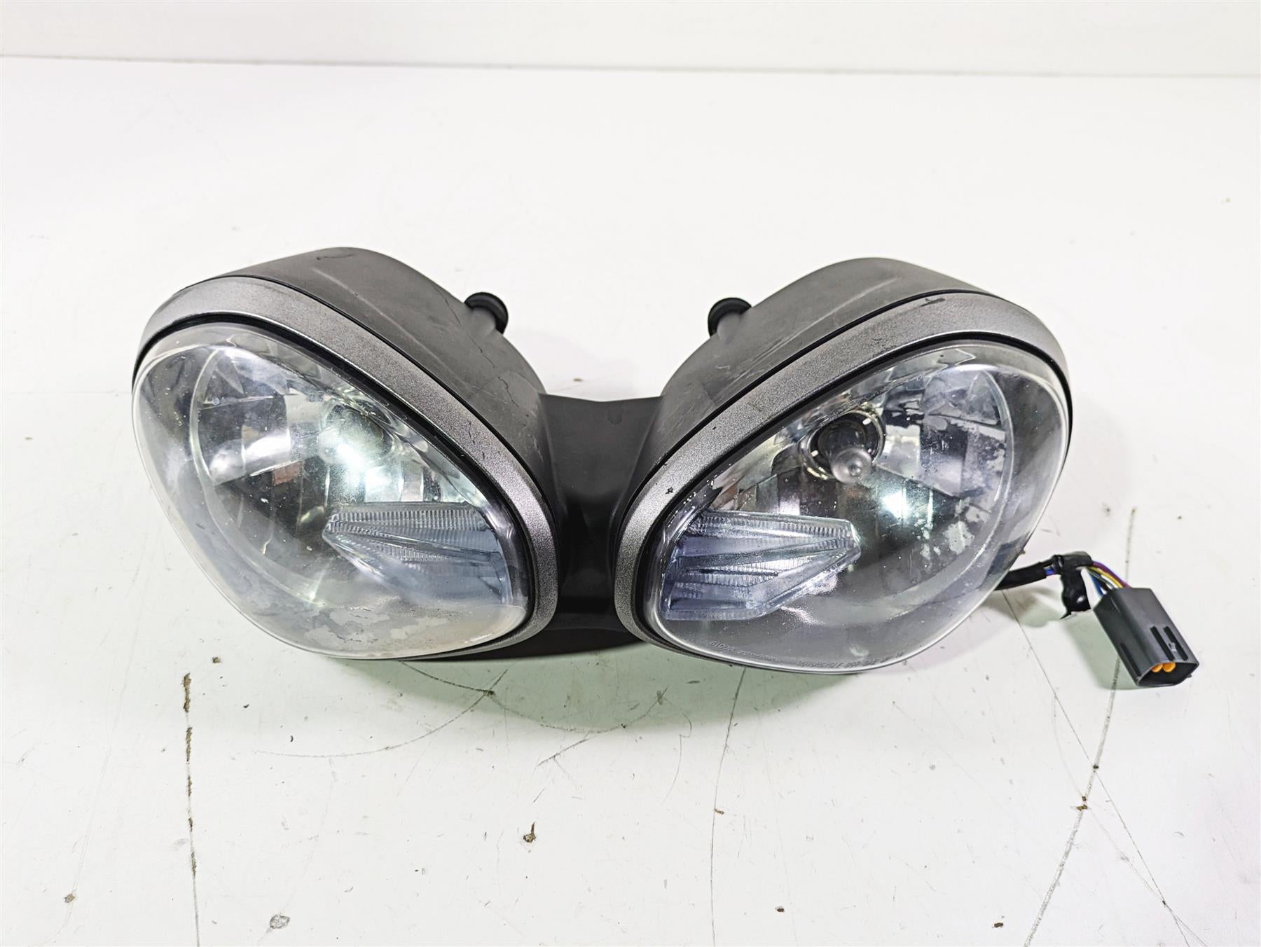 2019 Triumph Speed Triple RS 1050 Headlights Head Light Lamp READ T2702886 {{ shop.shopifyCountryName }} - Mototech271