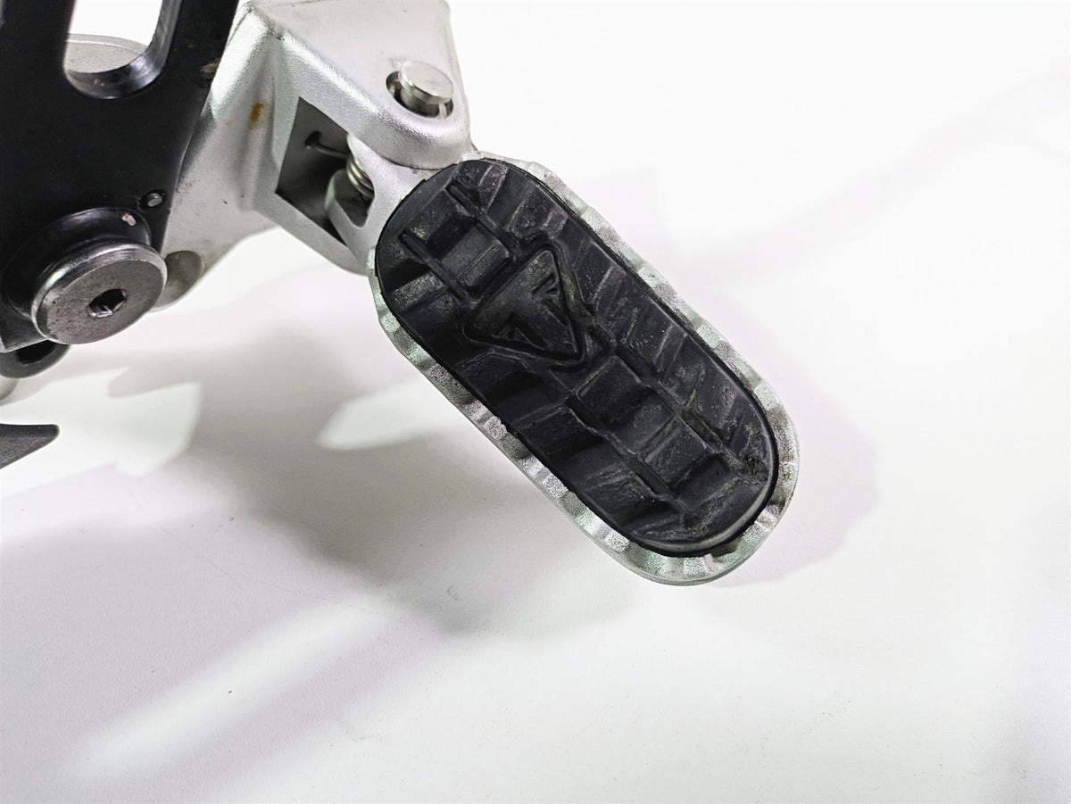 2024 Triumph Tiger 900 GT Right Front Footpeg & Brake Pedal T2082358 T2021653 {{ shop.shopifyCountryName }} - Mototech271