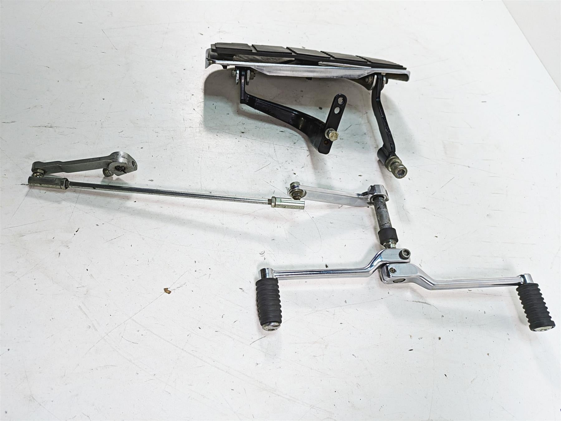 2008 Harley FLHTCU Electra Glide Left Bent Floor Board + Shift Lever 33895-82E {{ shop.shopifyCountryName }} - Mototech271