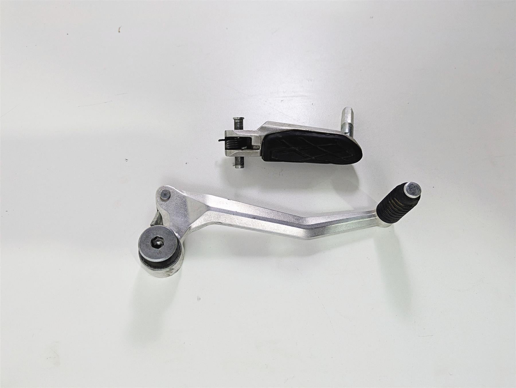 2023 Suzuki GSX1300 RR Hayabusa Left Front Footpeg & Shifter - Read 43521-10L00 {{ shop.shopifyCountryName }} - Mototech271