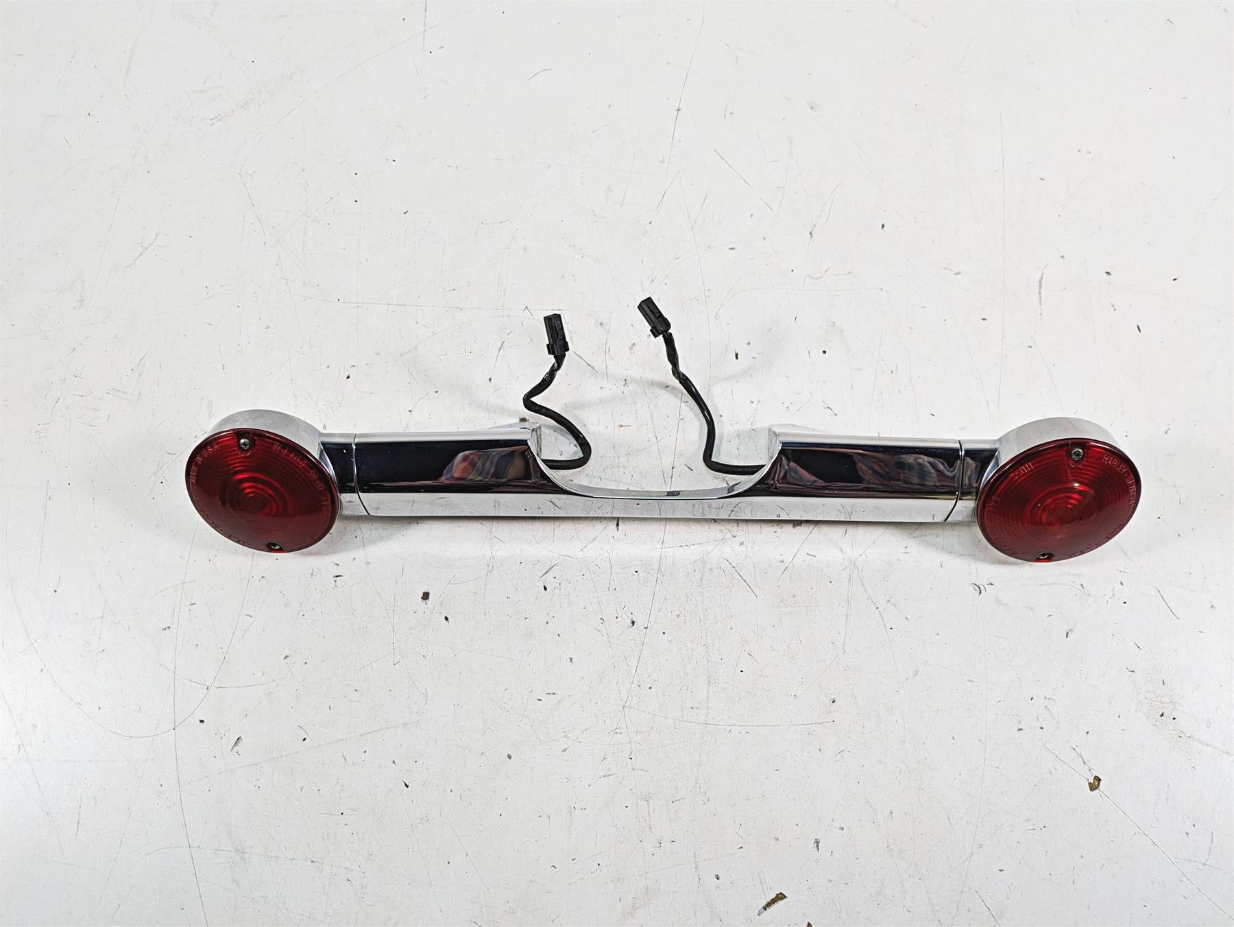 2008 Harley FLHTCU Electra Glide Rear Turn Signal Blinker Bar 68510-74C {{ shop.shopifyCountryName }} - Mototech271