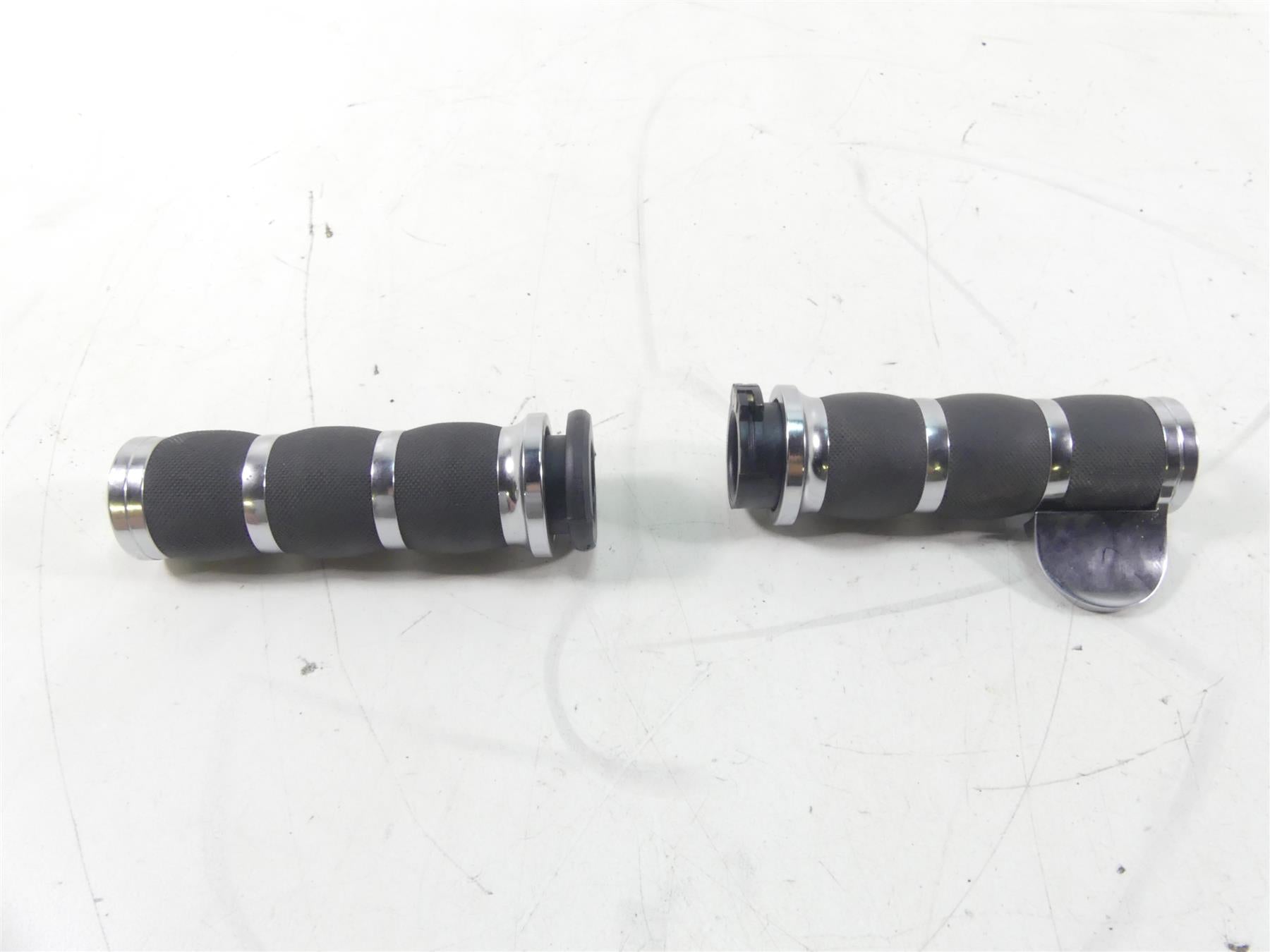 2005 Harley Softail FLSTSC Heritage Springer Hand Grip Cruise Control Set {{ shop.shopifyCountryName }} - Mototech271