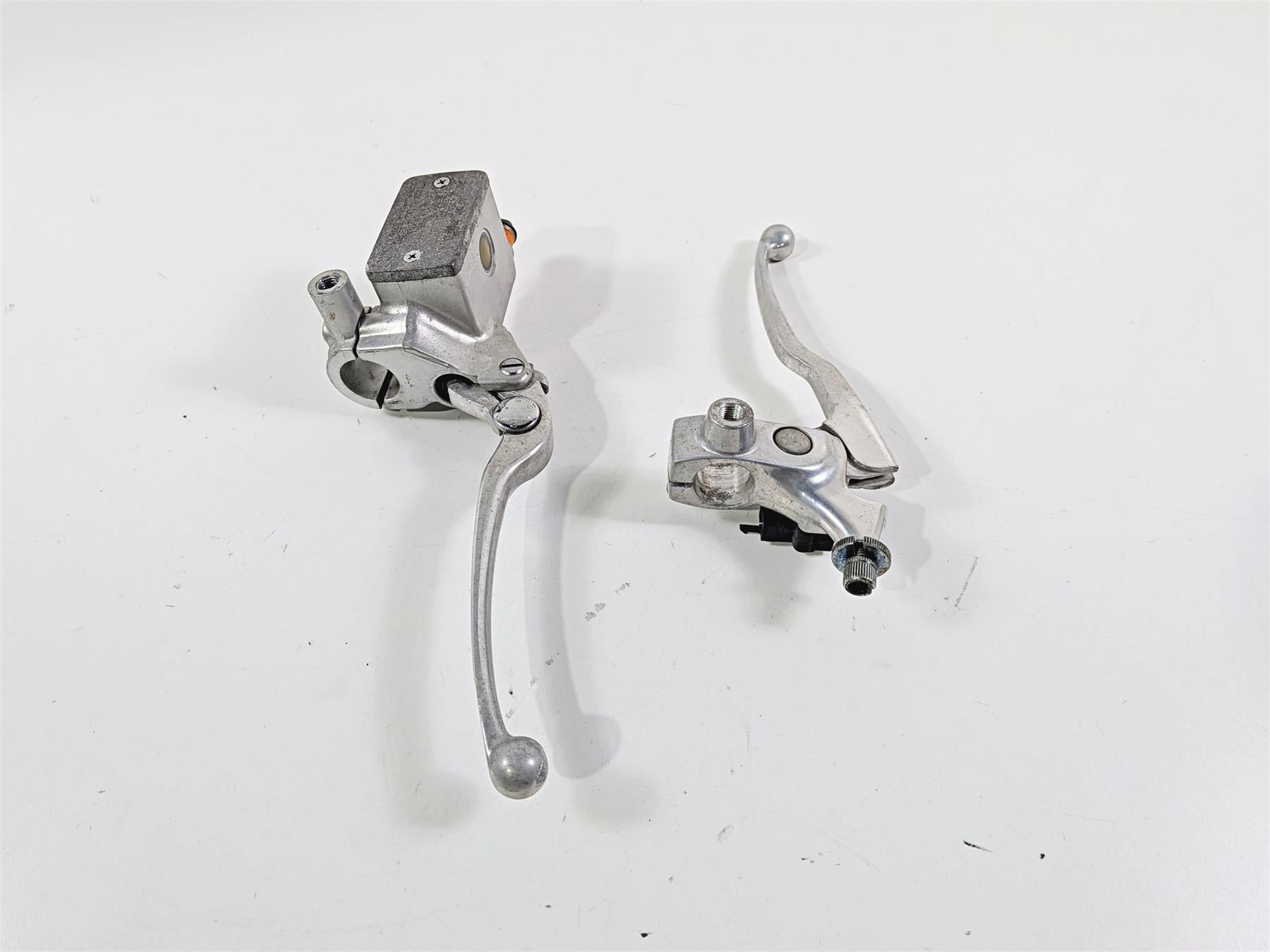 2004 Suzuki VL800 Intruder Volusia Front Brake Master Cylinder Lever 59600-10F10 {{ shop.shopifyCountryName }} - Mototech271