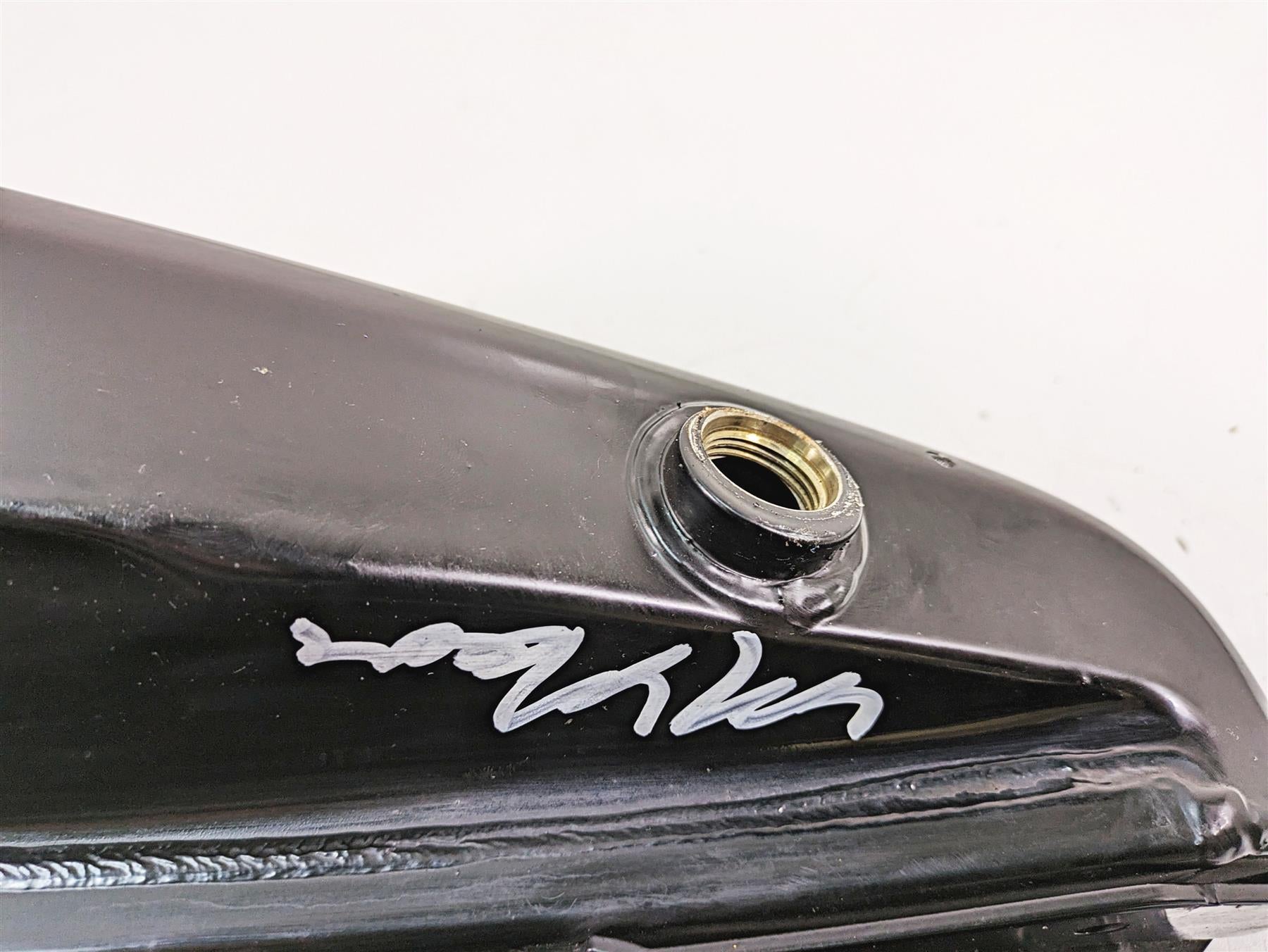 2005 Harley Dyna FXDL Low Rider Fuel Gas Petrol Tank Reservoir - Read 61000706 {{ shop.shopifyCountryName }} - Mototech271