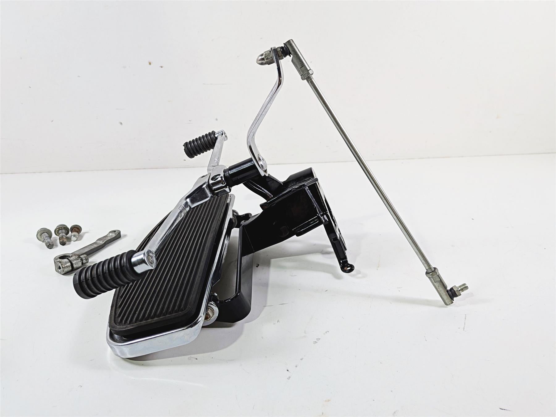 2012 Harley Softail FLSTF Fat Boy Left Front Floorboard Shifter Set 33630-07A {{ shop.shopifyCountryName }} - Mototech271