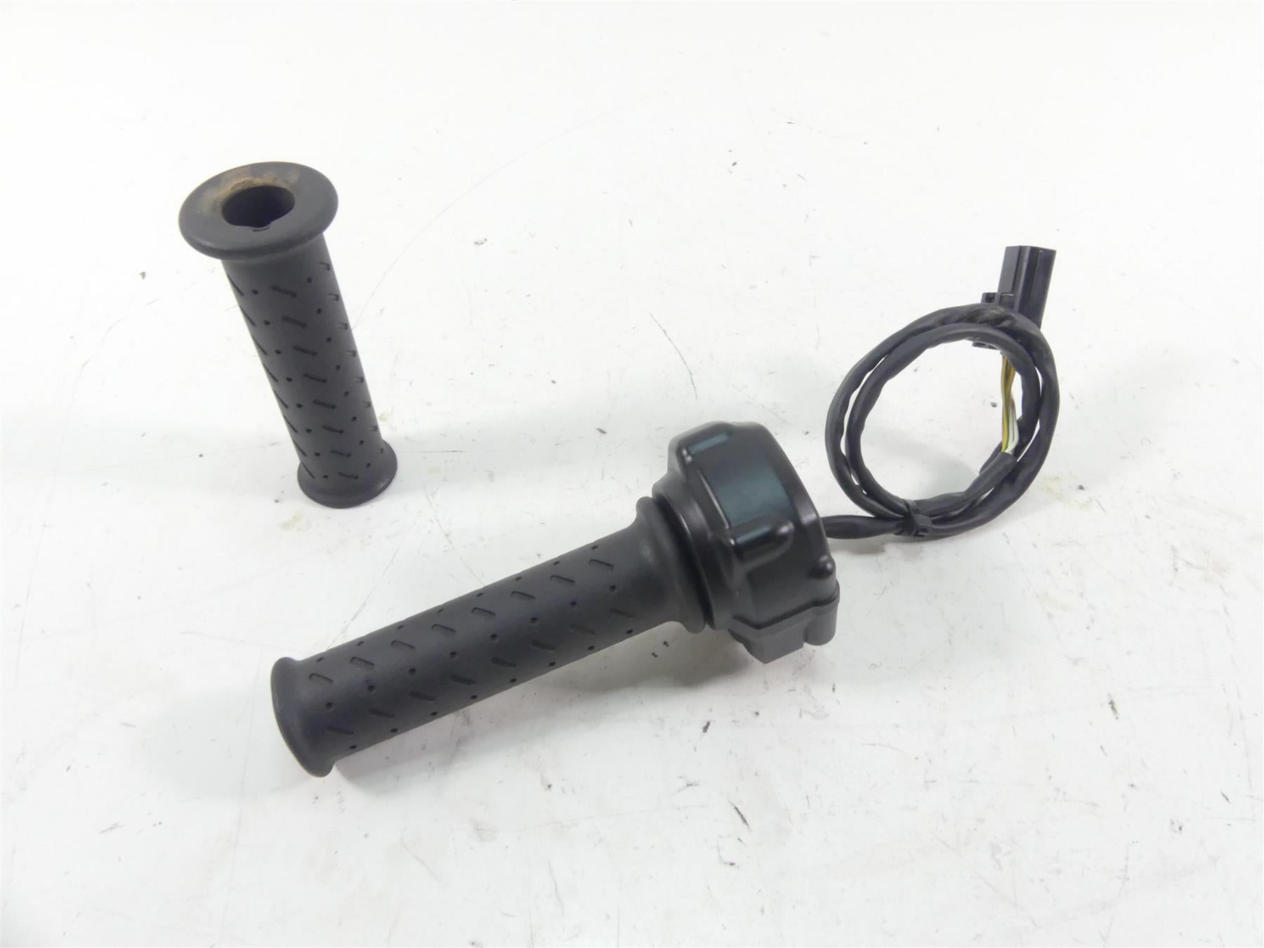 2017 Triumph Thruxton 1200 R Fly Ride By Wire Throttle Grip Handle Set T2044045 {{ shop.shopifyCountryName }} - Mototech271