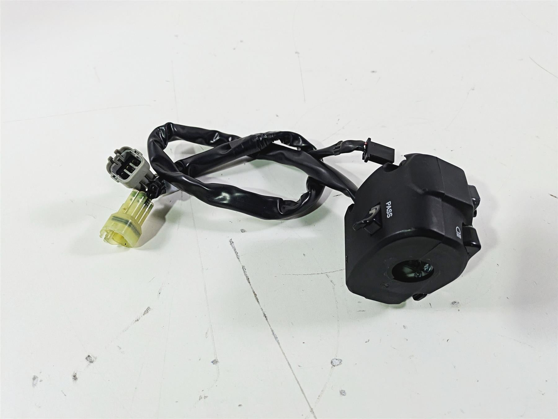 2022 Kawasaki ZR900RS Cafe Left Hand Turn Signal Light Control Switch 46091-0618 {{ shop.shopifyCountryName }} - Mototech271