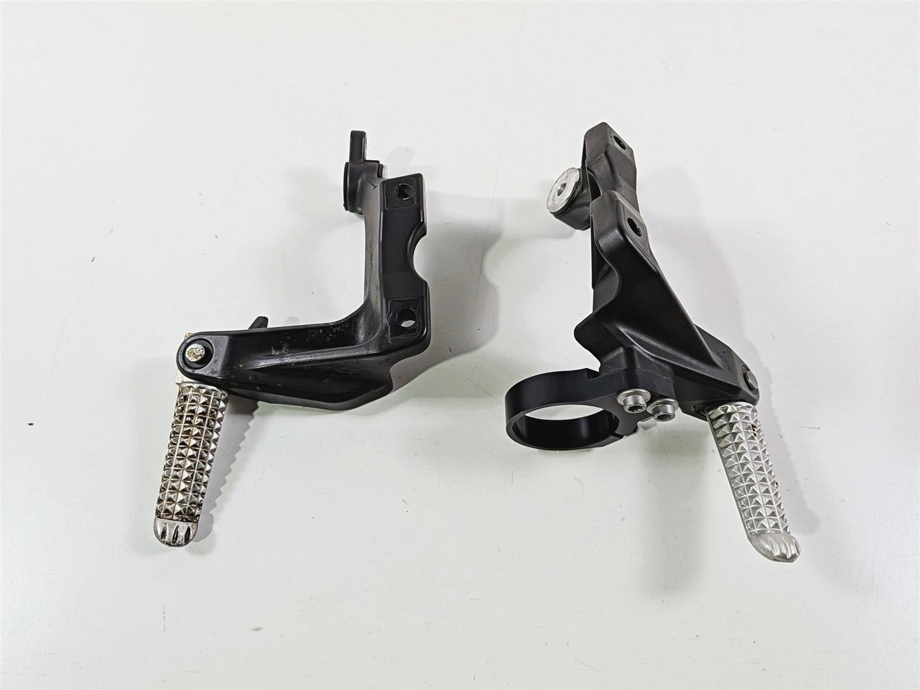 2009 Yamaha VMX17 V-Max 1700 Rear Passenger Footpeg Set - Read 2S3-27430-00-00-Mototech271