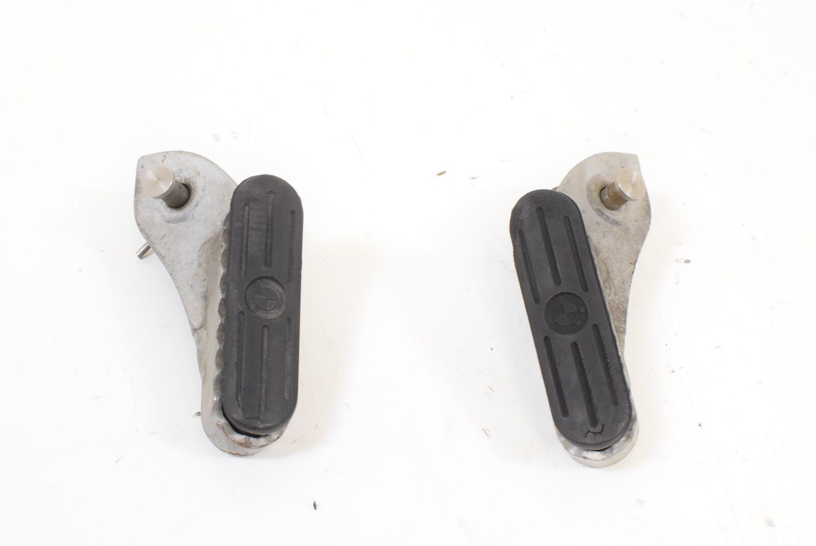05 BMW R1200GS R1200 GS K25 Front Rider Driver Footpeg SET 46717729281 {{ shop.shopifyCountryName }} - Mototech271